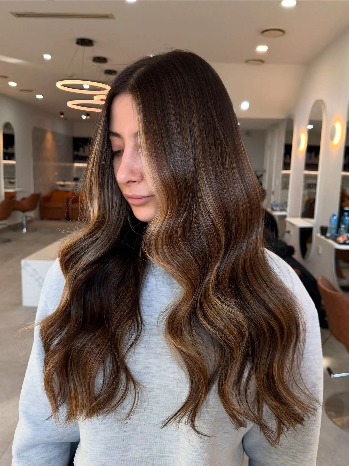 If you&rsquo;re after a colour that brings warmth to your skin and grows out beautifully, this honey bronde is it. Soft, low-maintenance and just really suits her 😍 I love how it catches the light without being too bold.

@nessathehairdresser is tak