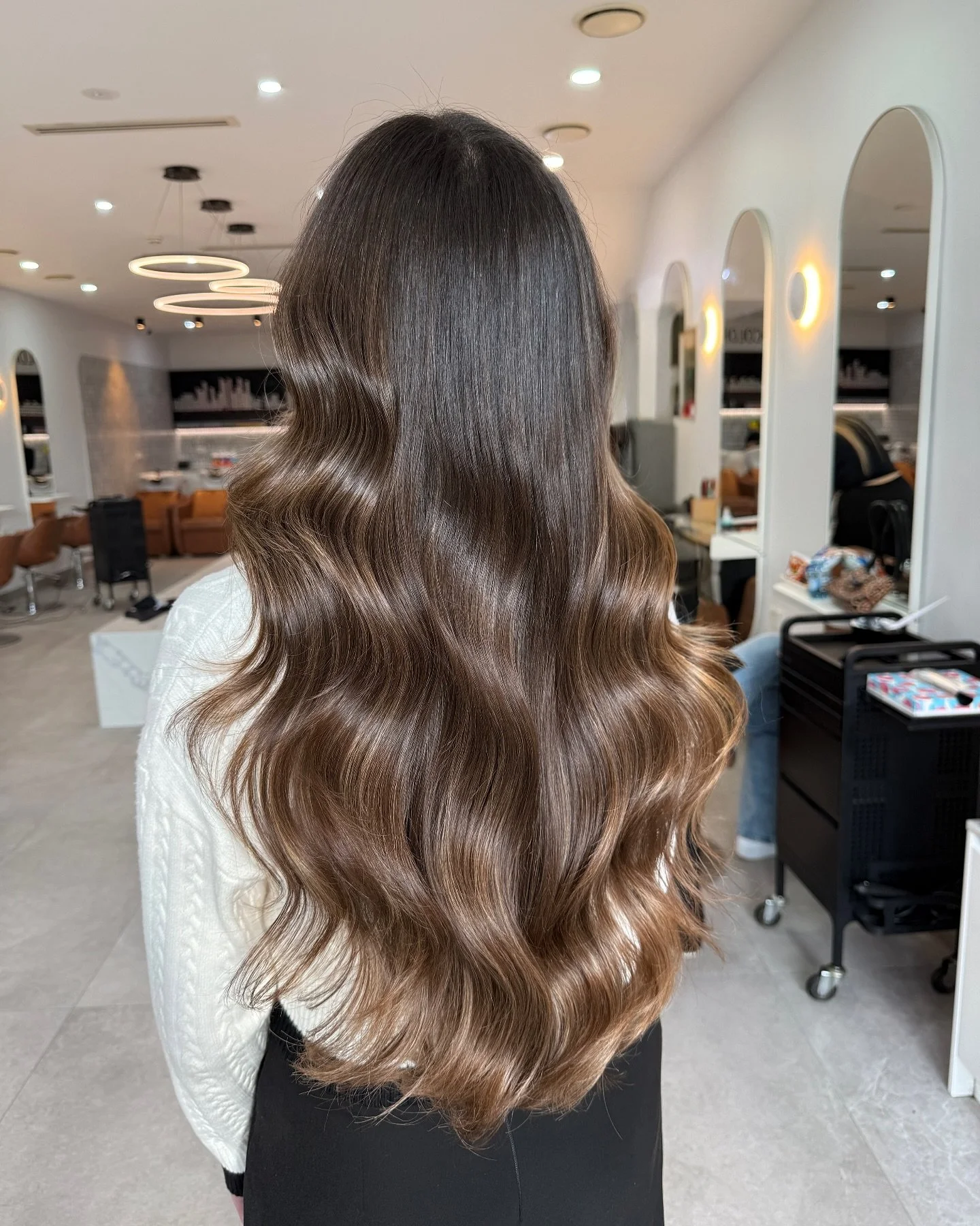 From the warmth to the blend 🤎🐻 @nessathehairdresser understood the assignment.

Coloured with @randco @roguebeauty_official 
Foiled with @alexlovescolour 

#brownhairwithhighlights #warmbalayage #dimensionalbrunette #brunettebalayage #brownbalayag