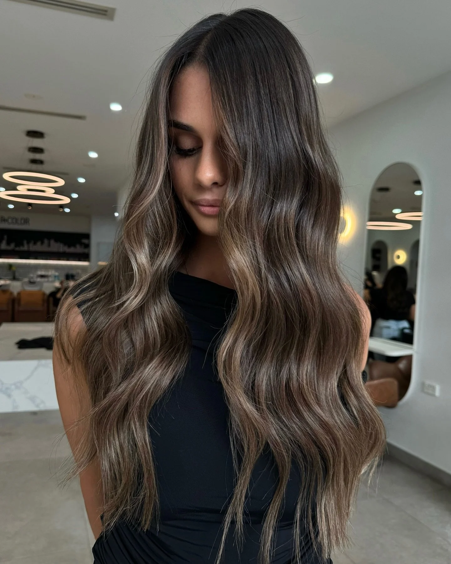 Paris just quietly rolling through with all the Brondes 

Coloured by @paris.manepainters 
Coloured using @randco @roguebeauty_official 
Foiled with @alexlovescolour 

#brownhairwithhighlights #brondebalayage #warmbalayage #dimensionalbrunette #brune