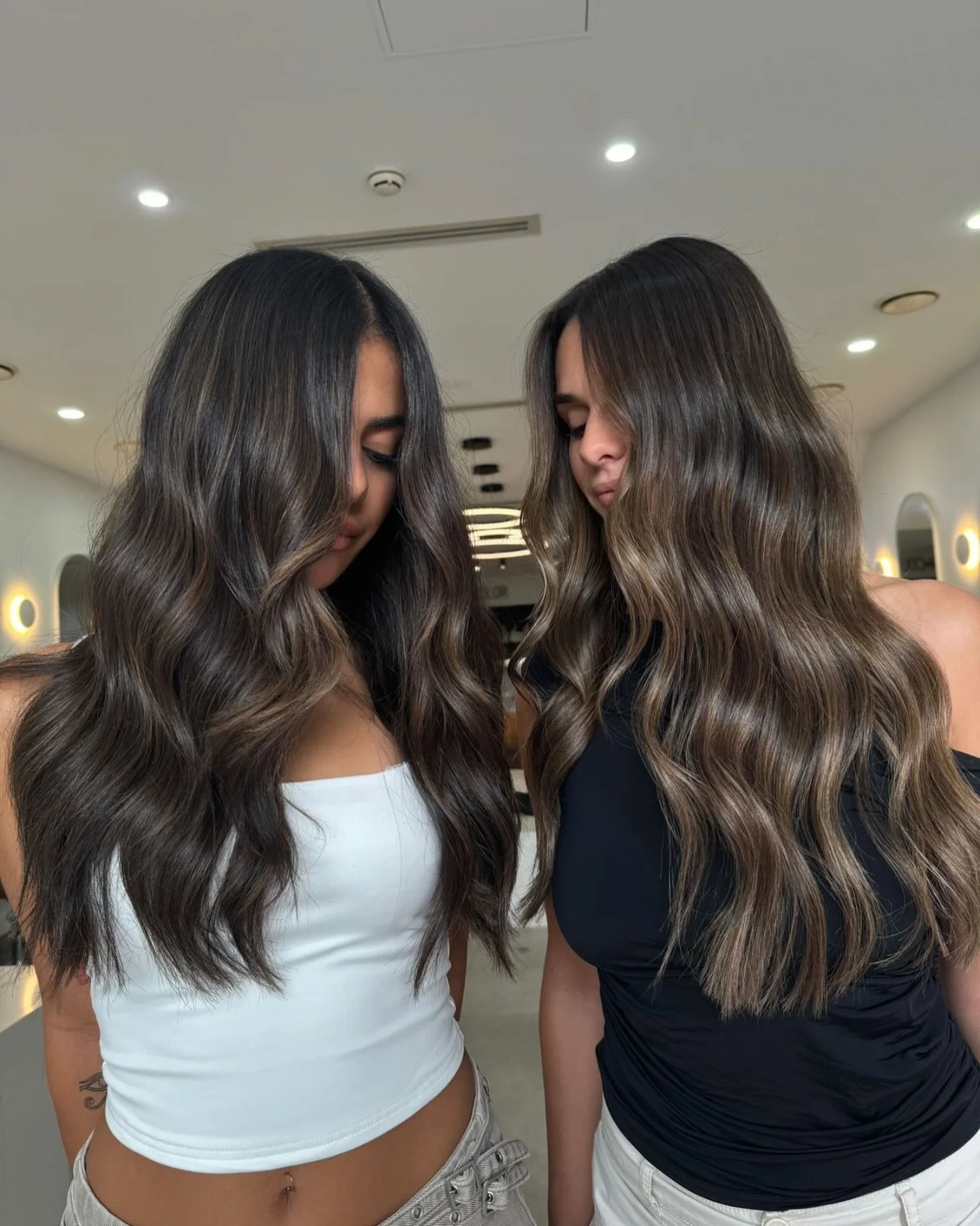 Two best friends 🤎 One Bronde Adventure By @paris.manepainters Coloured with @randco @roguebeauty_official 

Foiled with @alexlovescolour 

#brownhairwithhighlights #brownbalayage #dimensionalbrunette #brunettebalayage #brondebalayage #brondehair #b