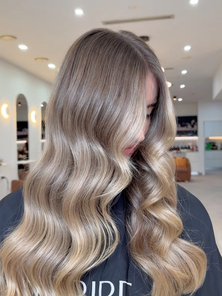 By @nessathehairdresser adding the depth back into her hair, proving that sometimes going slightly deeper is the ultimate glow up. Dimensional, shiny and full of life.

#manepainters #dimensionalblonde #reversebalayage #dimensionalbalayage
