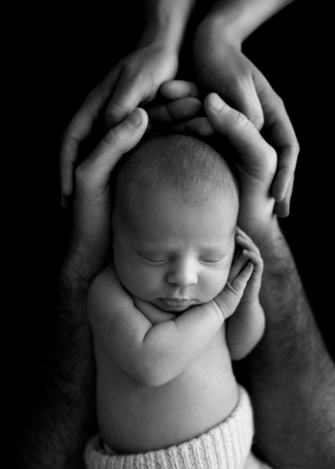 ✨ One of my absolute favourites to capture. There&rsquo;s something timeless about the simplicity of a newborn cradled in their parents&rsquo; hands. A moment so small, yet so powerful&mdash;captured forever in black and white. ✨🖤🤍​​​​​​​​
​​​​​​​​