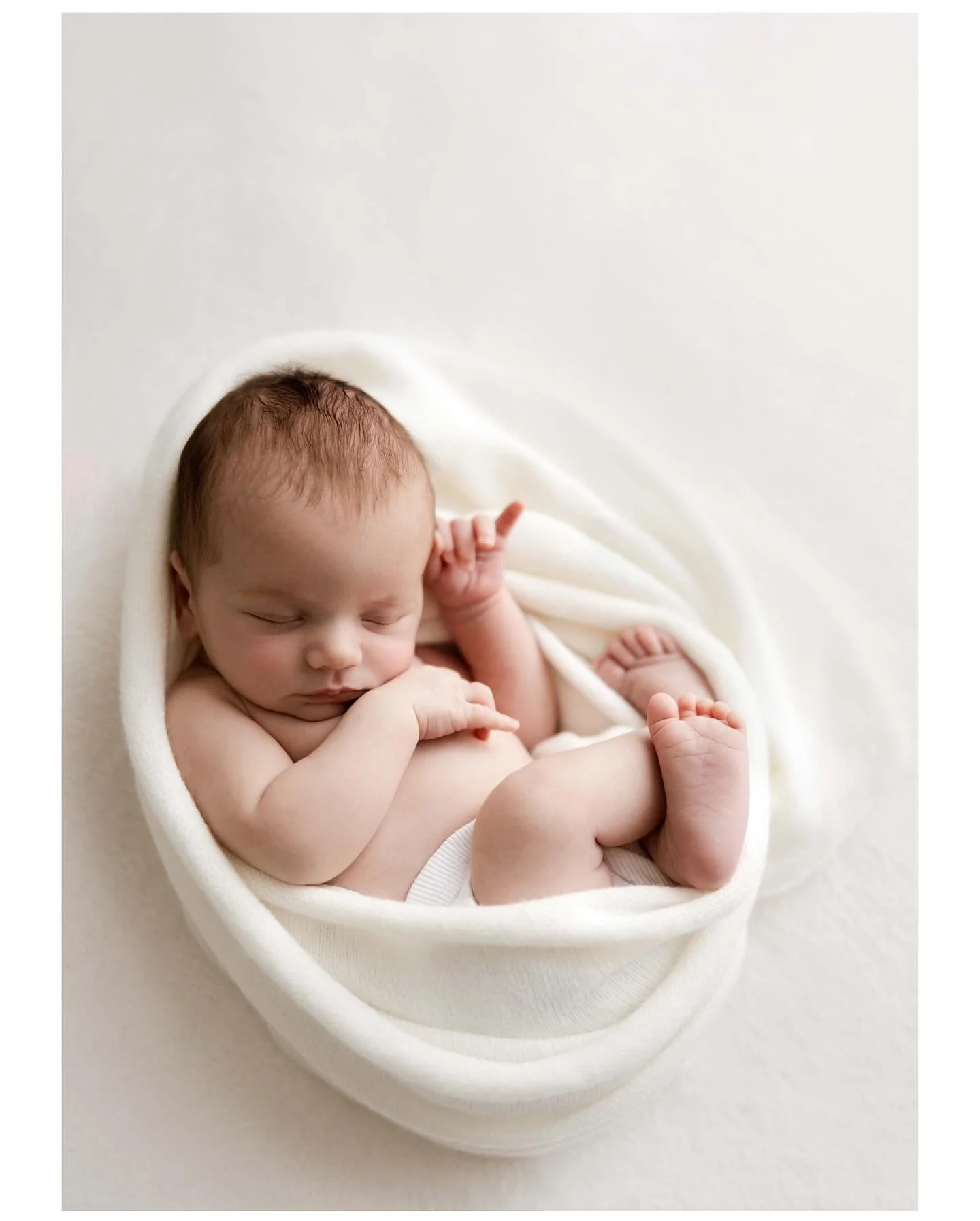 🥰Little baby Jack already adorned by his big sisters!💕

#brisbanephotographer 
#newbornphotographer 
#newbornphotography 
#newbornposing