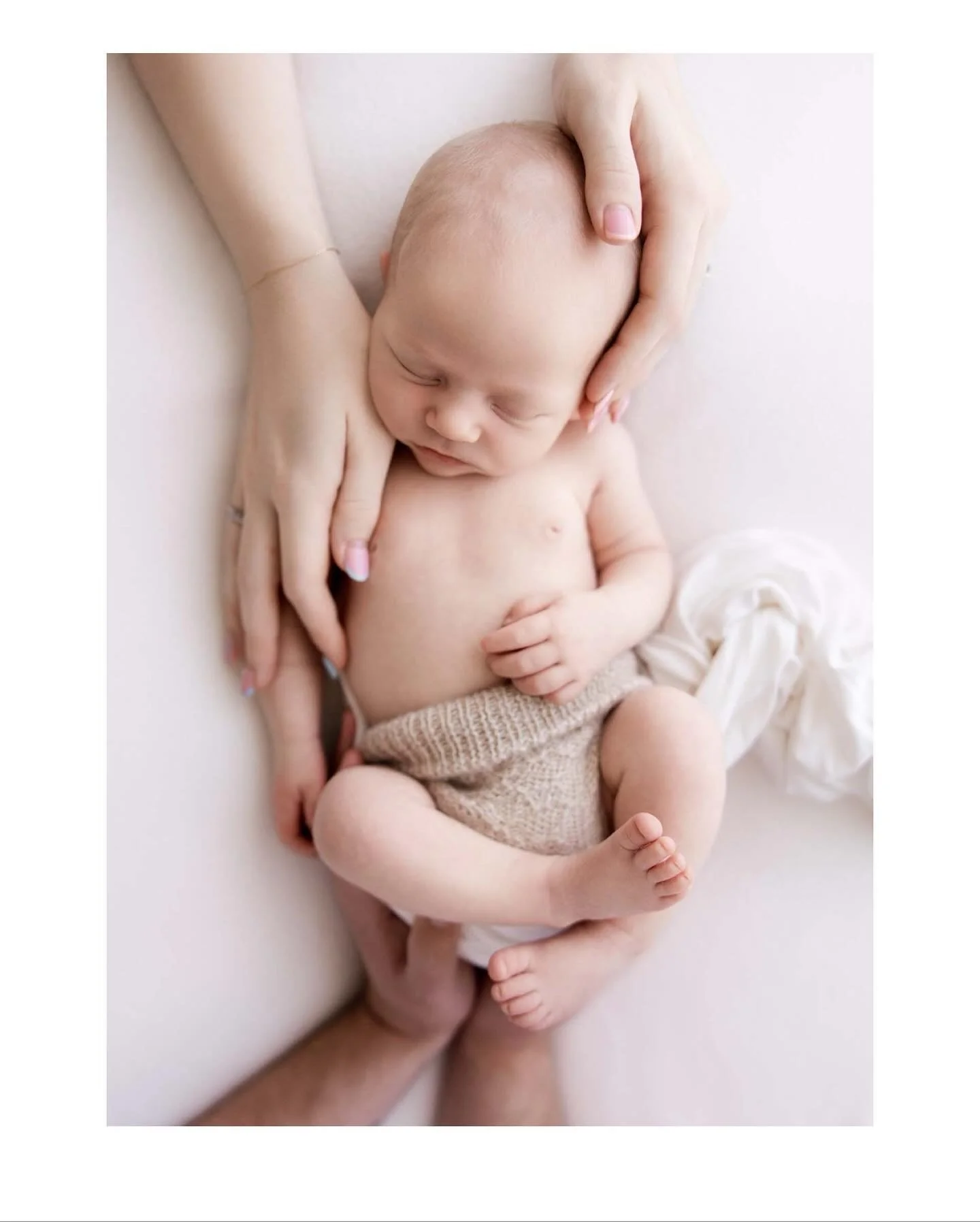 💕 Beautiful little Casper. He really didn&rsquo;t want to sleep much (seems to be a theme at the moment). I actually love the unpredictable nature of newborn photography, you never know what you&rsquo;re gonna get. 💕

#brisbanenewbornphotographer 
