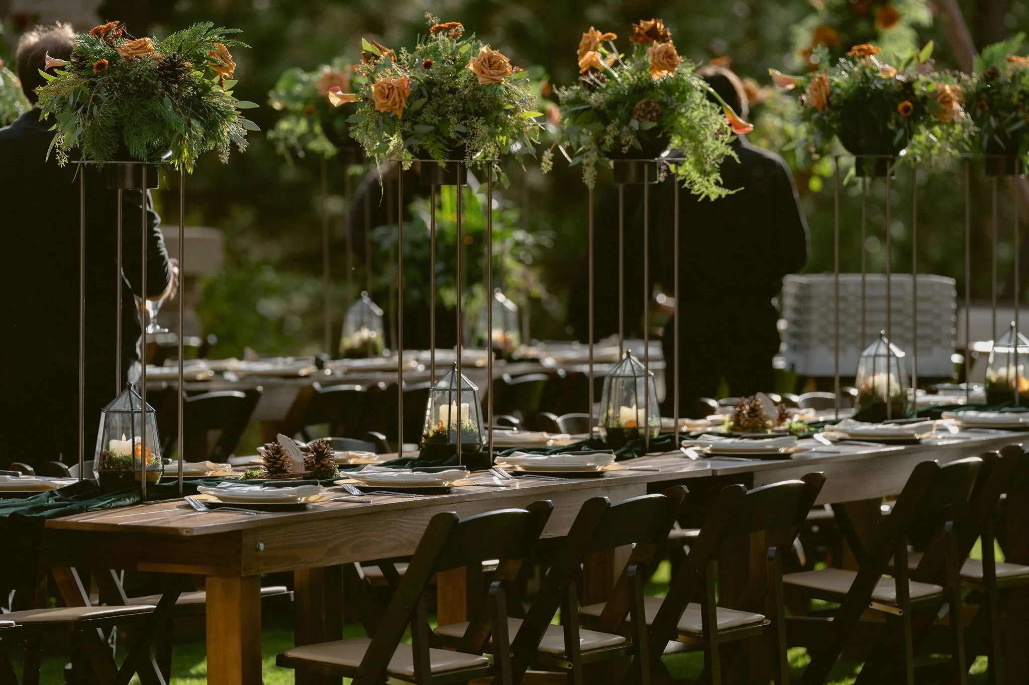 Still swooning over these stunning photos! @sammyaucella The kind of wedding you continue to relive.

Inspired by the natural beauty of the setting, we designed the florals around the landscape &mdash; soft autumn tones, and thoughtful details that f