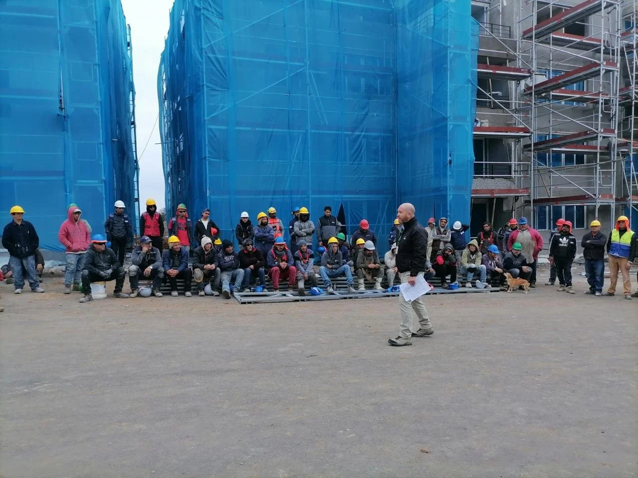 Charla de cumplimiento legal y normativo en seguridad laboral para trabajadores en Chile