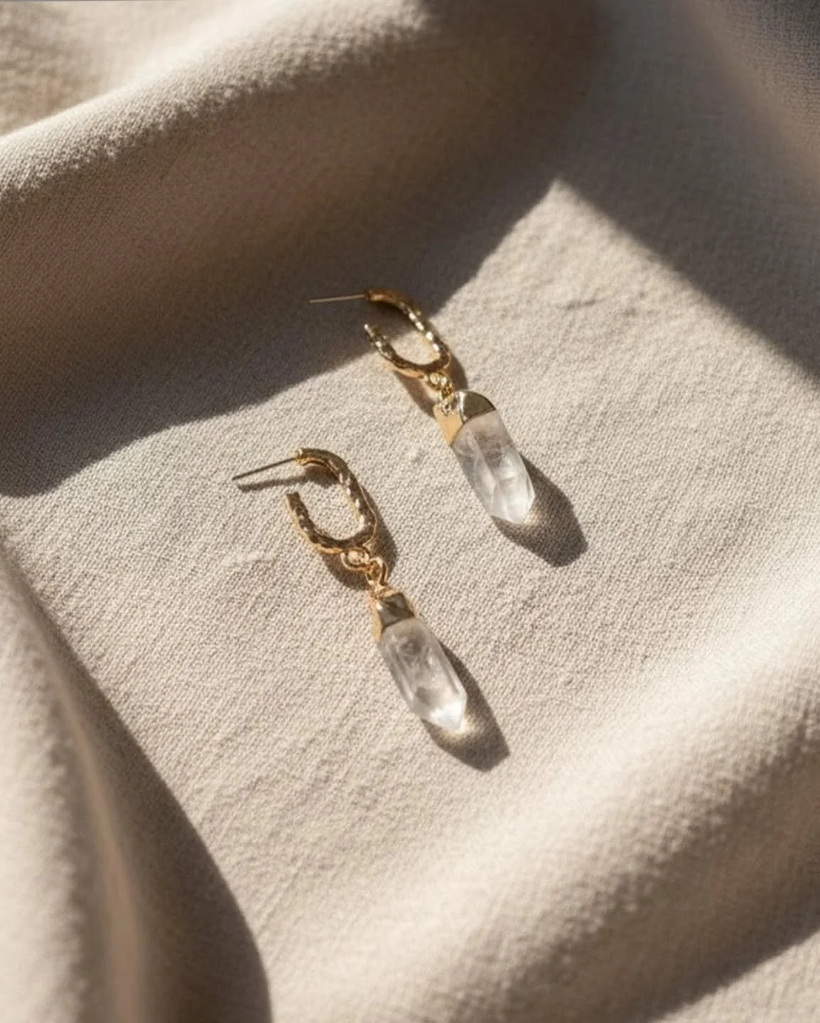 ✨ Clarity ✨ 

Hammered hoops + faceted quartz = the perfect combo. These earrings catch the light in the prettiest way! A little sparkle, a little texture, all vibes. 

Drop length: &sim;50mm 
Width: 10mm 
Finish: 14K gold plating 💫