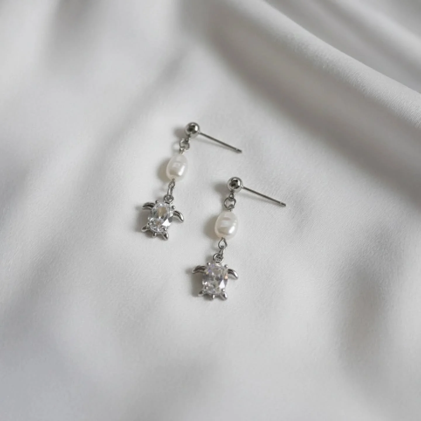 Soaking up all the coastal vibes with By The Beach, my newest collection. These adorable turtle earrings will be available soon on the website, but if you can&rsquo;t wait, you can see them in person at Piccadilly Market on 29 Jan. 

Come say hi and 