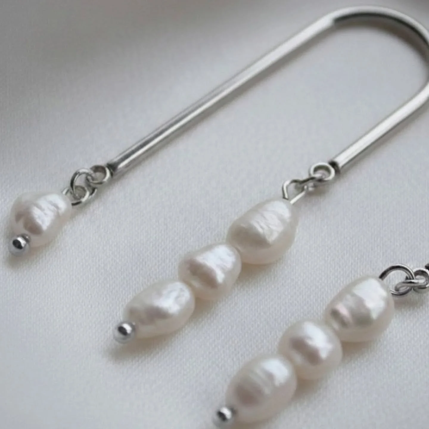 Meet The Cove Arc.. where coastal calm meets everyday elegance. Lightweight, sculptural, and designed to elevate even the simplest outfit. 

Available in silver and gold ✨️