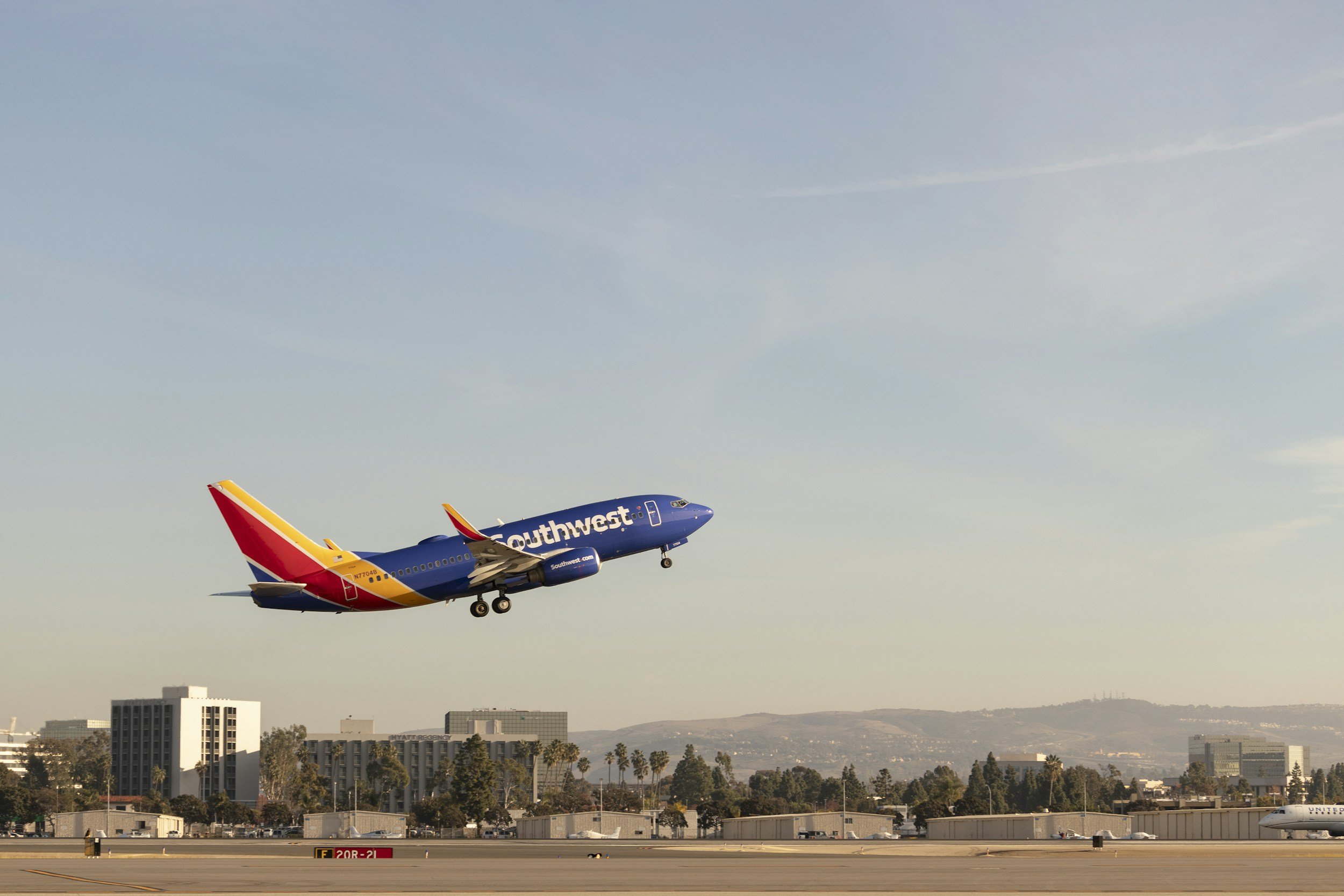 Hawaiʻi Companion Fare Deals: Southwest vs. Alaska (2026)