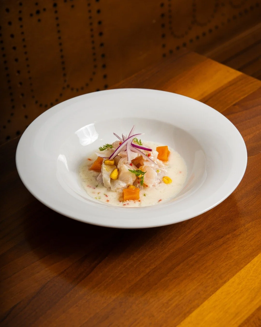 Ceviche de daurade, fra&icirc;cheur iod&eacute;e et &eacute;clats croquants.

Leche de tigre, oignons rouges, ma&iuml;s croustillant &mdash; un jeu de textures et d&rsquo;acidit&eacute;, &agrave; la fois vibrant et d&eacute;licat.
Une assiette comme 