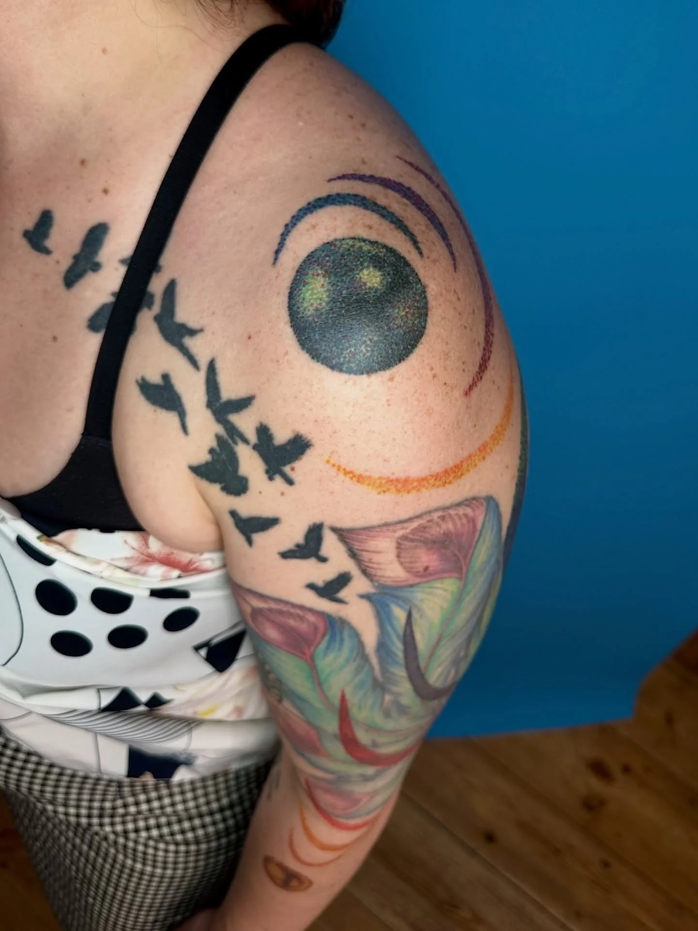 Moon Cycles, fully healed and loving the light πππβ¨ Swipe to see the difference between studio flash and natural sunshine! π¦βοΈ
Have an old tattoo that needs a glow-up? You don’t always need a full cover-up. A blastover (like this one!) can
