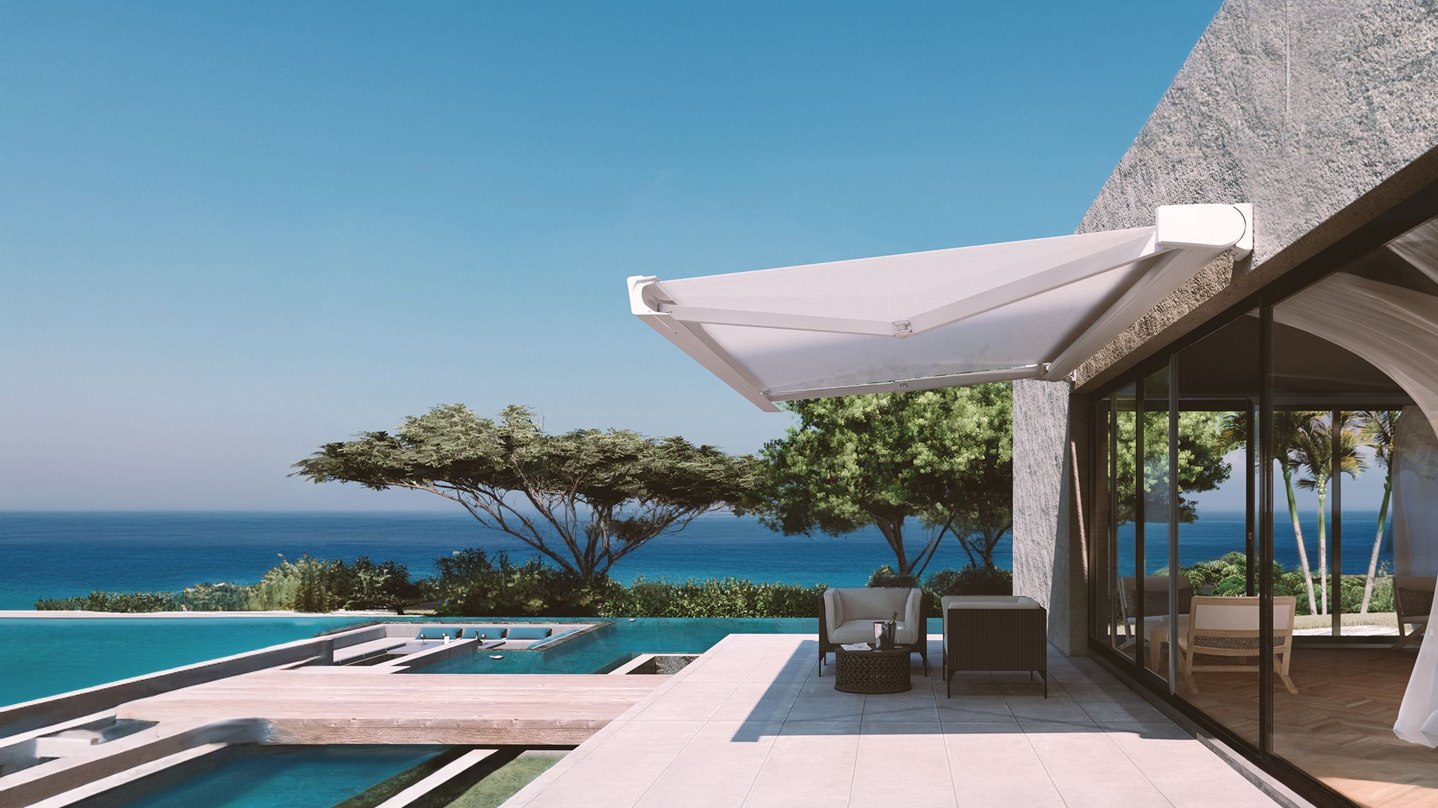 Terrazza moderna con piscina e vista sul mare, con tende da sole estese e vegetazione circostante.