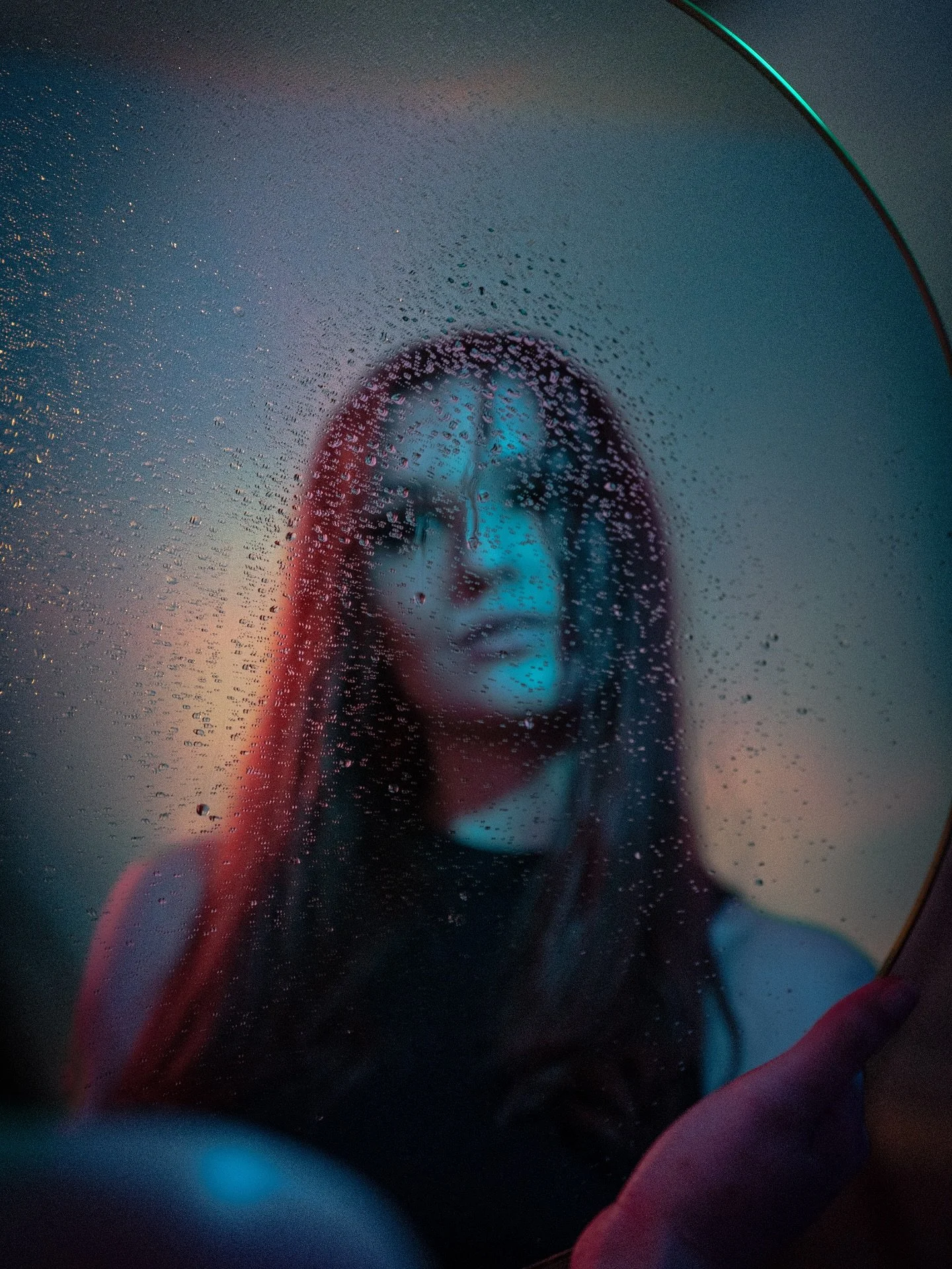 Pluie, lumière et reflets…
Un jeu entre douceur et intensité, entre mystère et sensualité.
Chaque image est une nouvelle facette, un nouveau regard.
Ce shooting m’a permis d’explorer des contrastes que