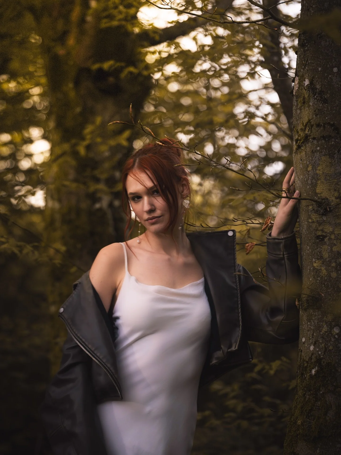 Avec Lucie on devait shooter en plein champ sous la golden hour… et on a fini sous les arbres, trempés mais inspirés 🌧️
Rien ne s’est passé comme prévu, mais cette lumière, ces teintes, cette én