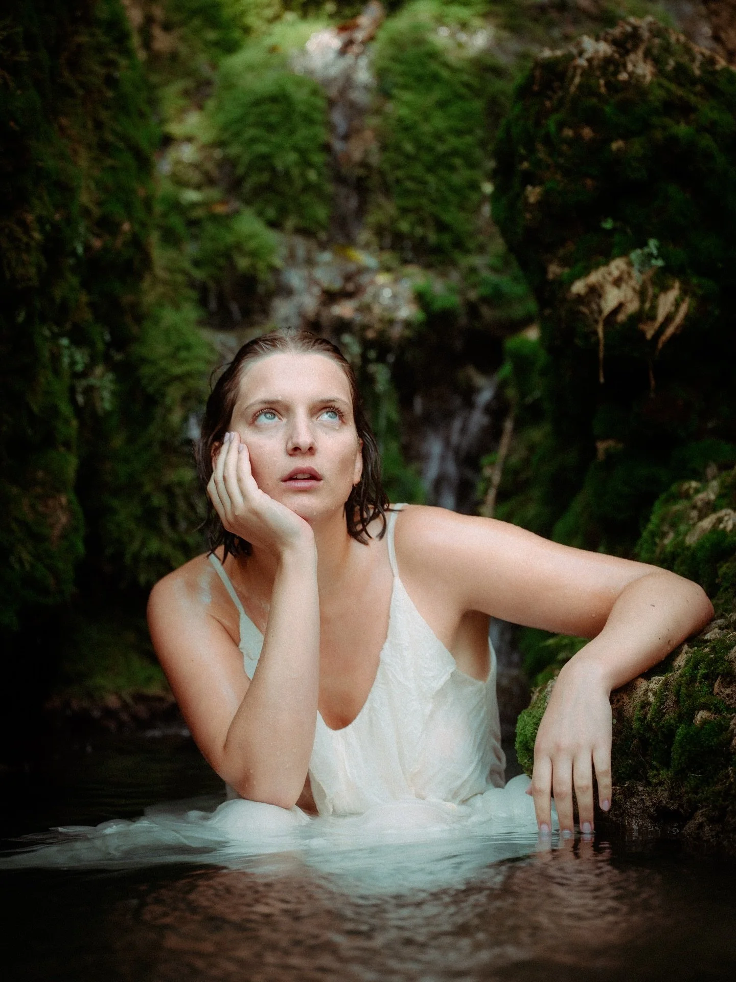 Une rivi&egrave;re cach&eacute;e, encaiss&eacute;e entre les roches et la mousse.
L&rsquo;eau &agrave; moins de 8&deg;, le froid qui saisit d&egrave;s les premi&egrave;res secondes.
Mais dans ce calme, quelque chose de captivant s&rsquo;est install&e