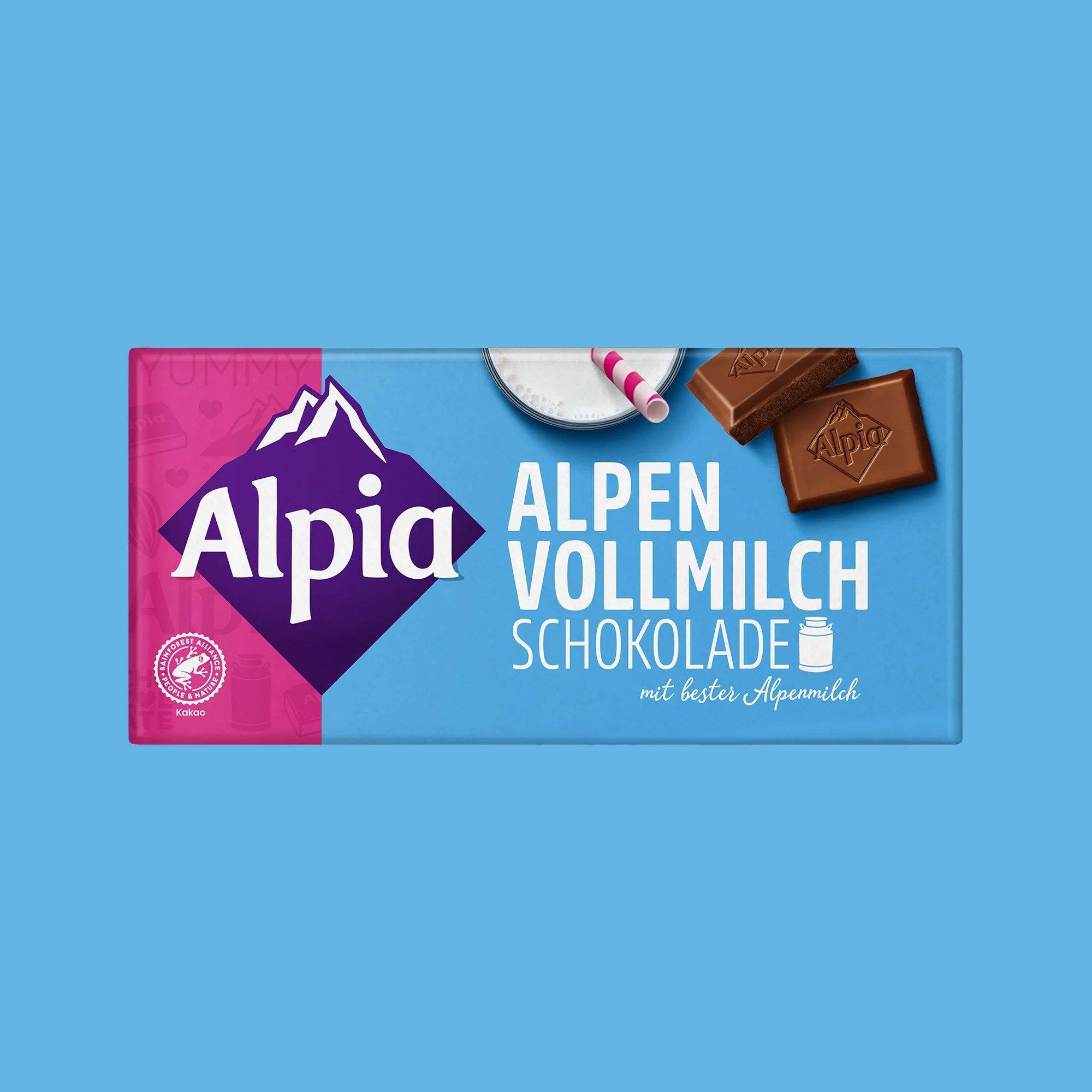 Alpia Alpenvollmilch – klassische Alpenvollmilchschokolade mit zartem Schmelz, auf blauem Hintergrund, hergestellt mit bester Alpenvollmilch und Rainforest-Alliance-Kakao
