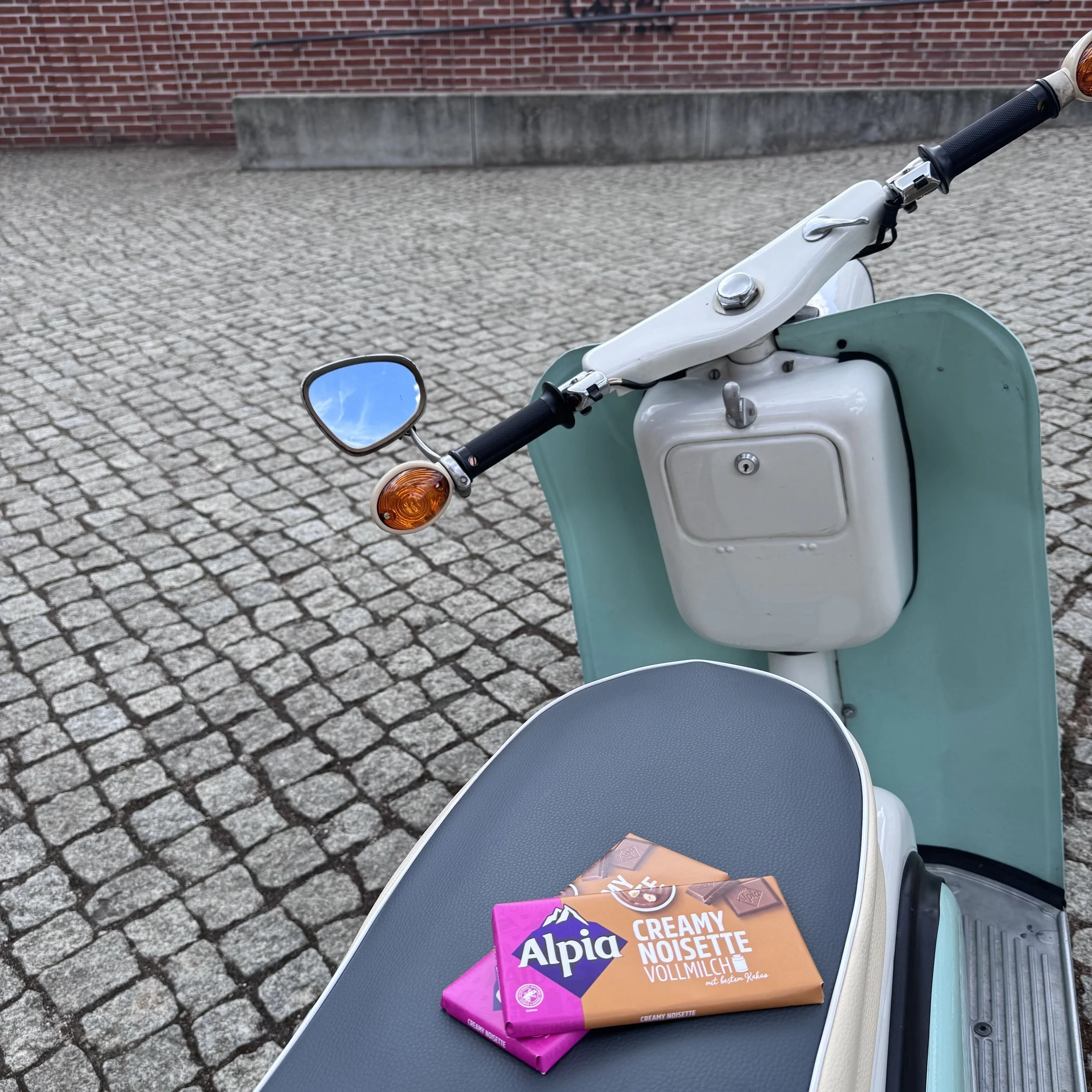 Alpia Creamy Noisette Schokoladentafel auf einem Roller