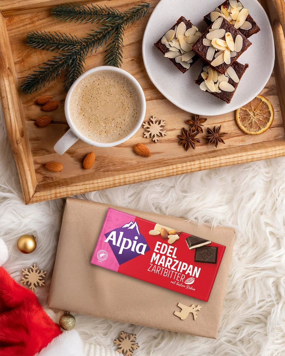 Alpia Edel-Marzipan Tafel als Zutat für Brownies – Winterliches Rezept mit feinem Marzipanaroma, serviert mit Kaffee und Tannenzweig auf einem gemütlich gedeckten Tablett, als Geschenk.