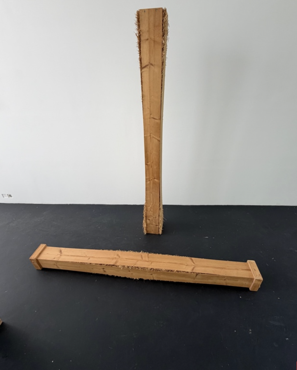 'Objecten' | hout en stro | 160 x 14 x 14 cm — 164 x 15 x 15 cm