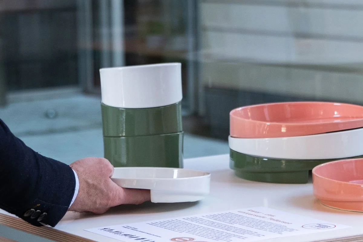 kwer_universelles_Geschirr-Set_Ausstellung_Farbetung.jpg
