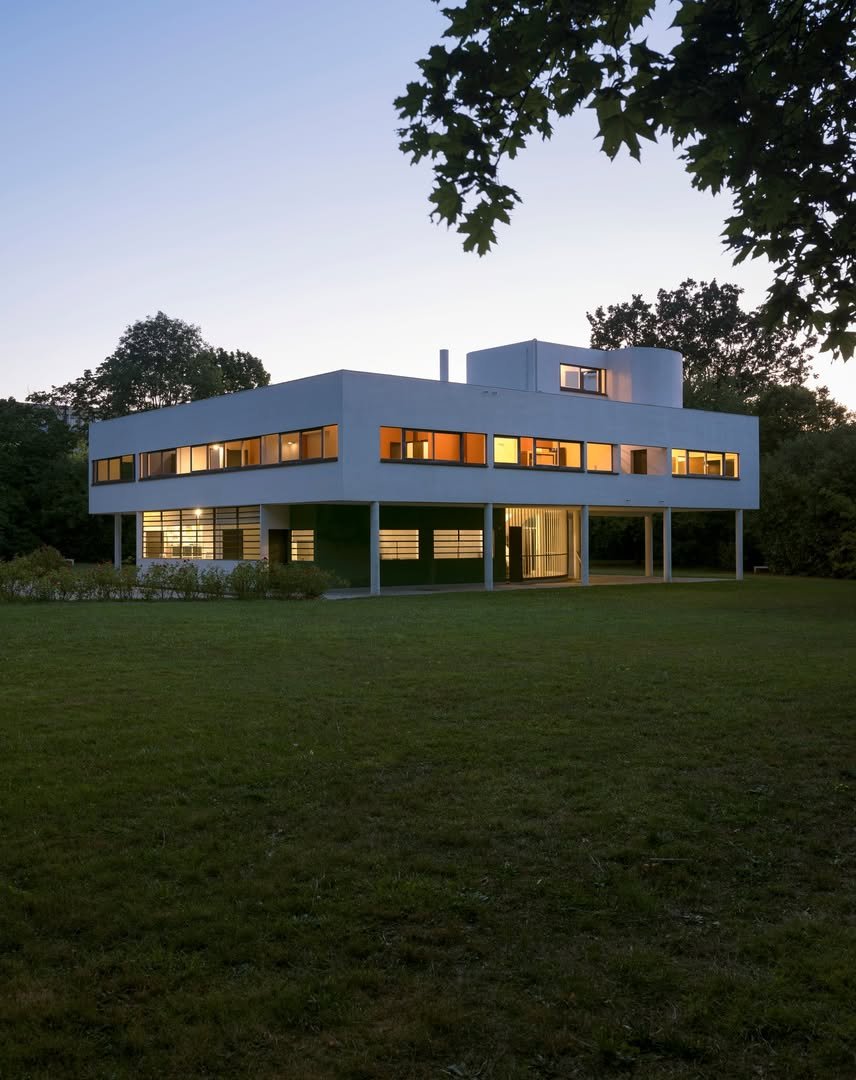 The Villa Savoye at the end of the day, north facade. Credits : Céline Clanet / Centre des monuments nationaux - Fondation Le Corbusier - ADAGP.