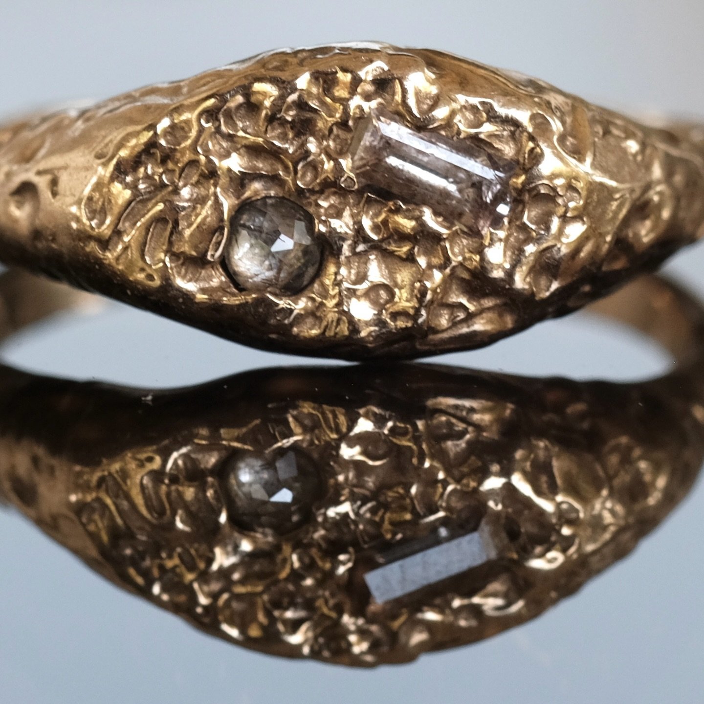 details of molten mosaic ✨
 
9k gold texture band organically set with white sapphire and salt&amp;pepper diamond