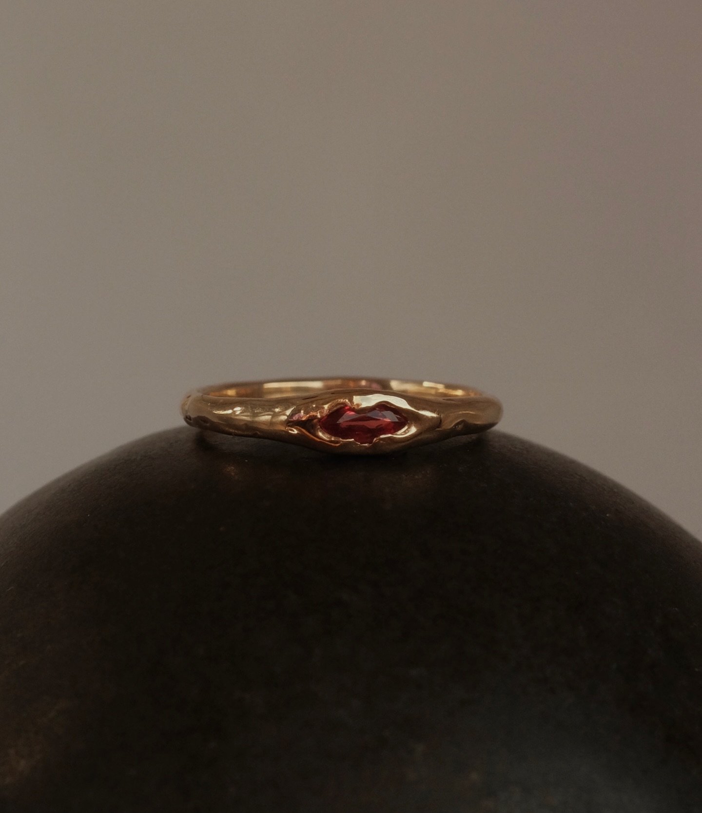Sweet little organic stacker in 9k gold with a blood orange sapphire 🤎