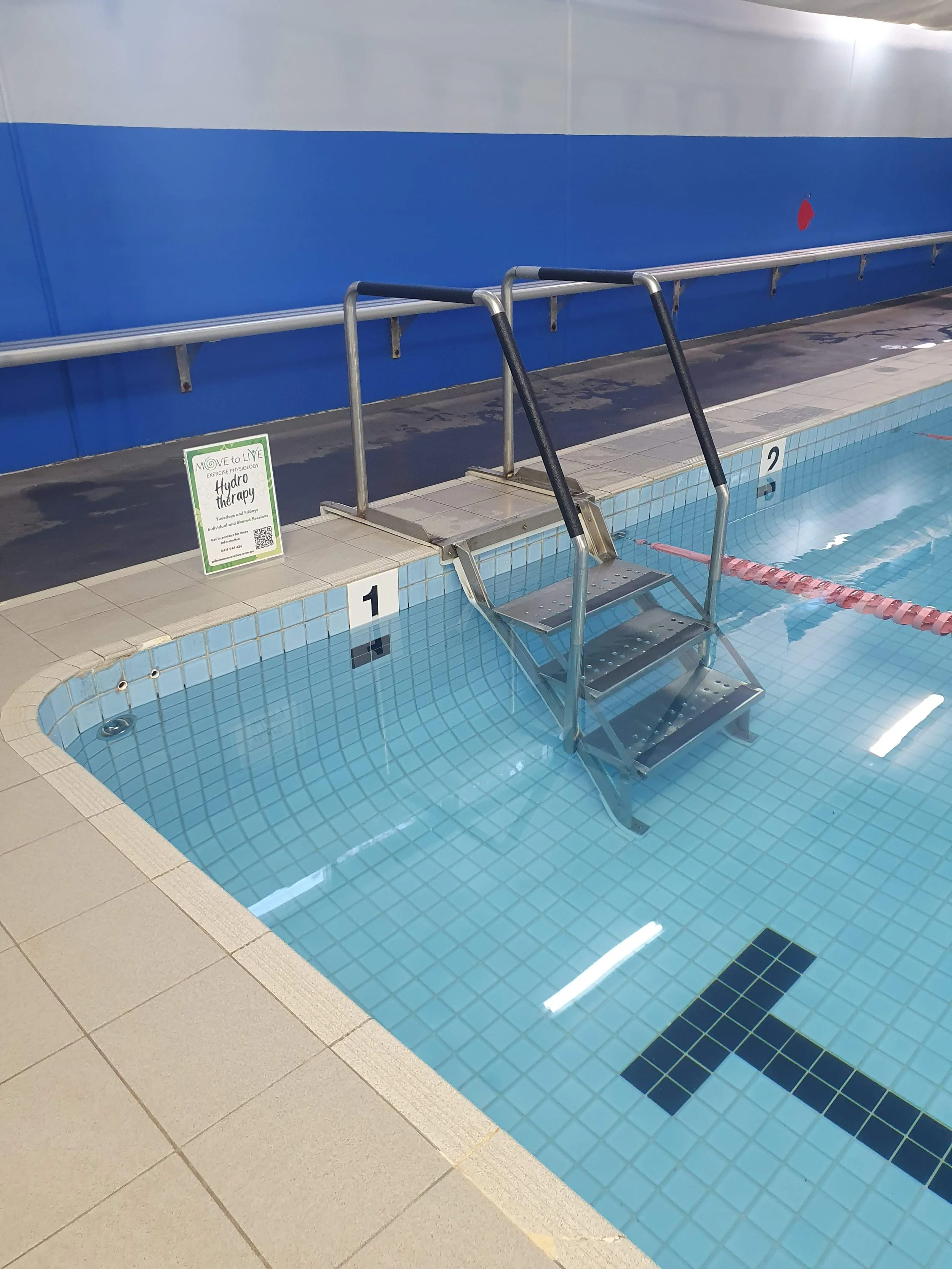 Step ladder entry into the pool (0.9m)
