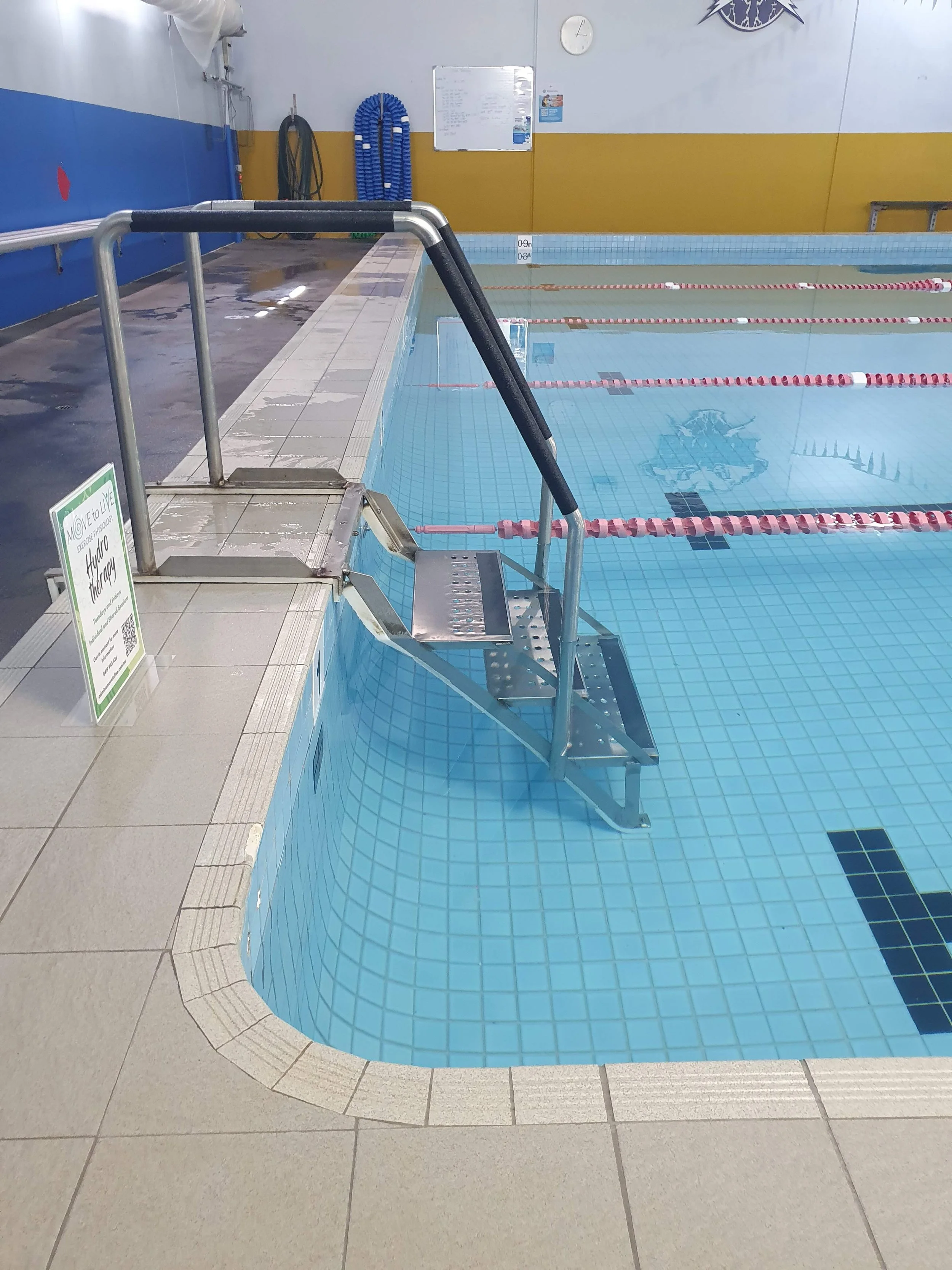 Step ladder entry into the pool (0.9m)