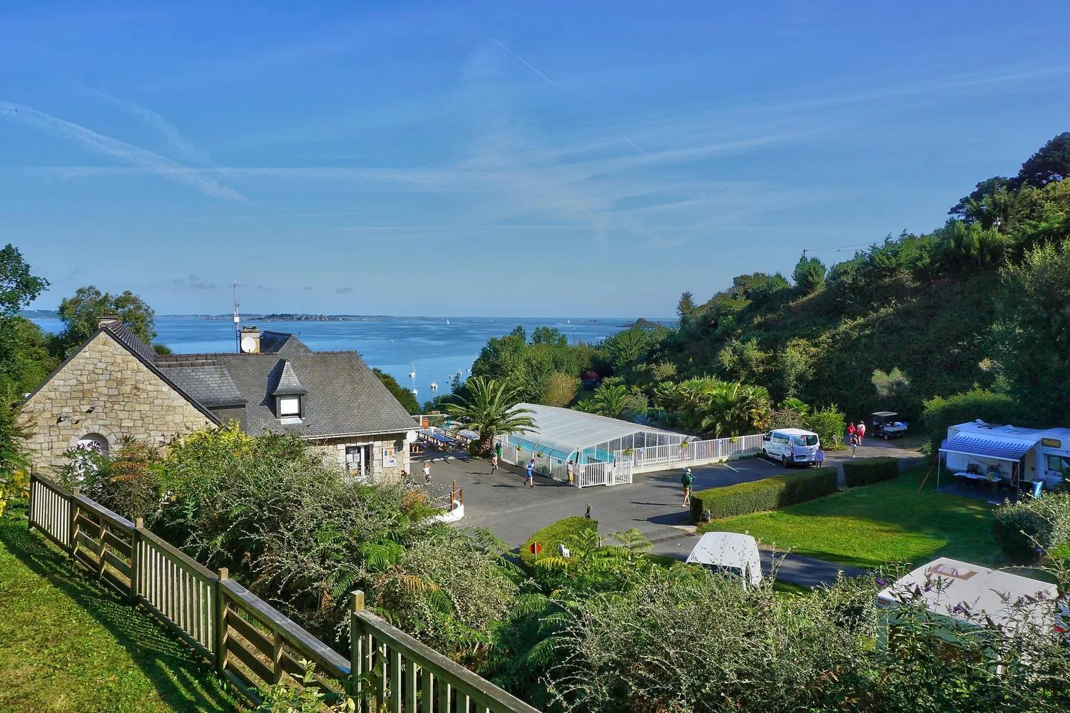 CAMPING-CAP-DE-BREHAT-EDEN-VILLAGES-4-ETOILES-JEUX-ENFANTS-VUE-MER-PISCINE-ACCUEIL-.jpg