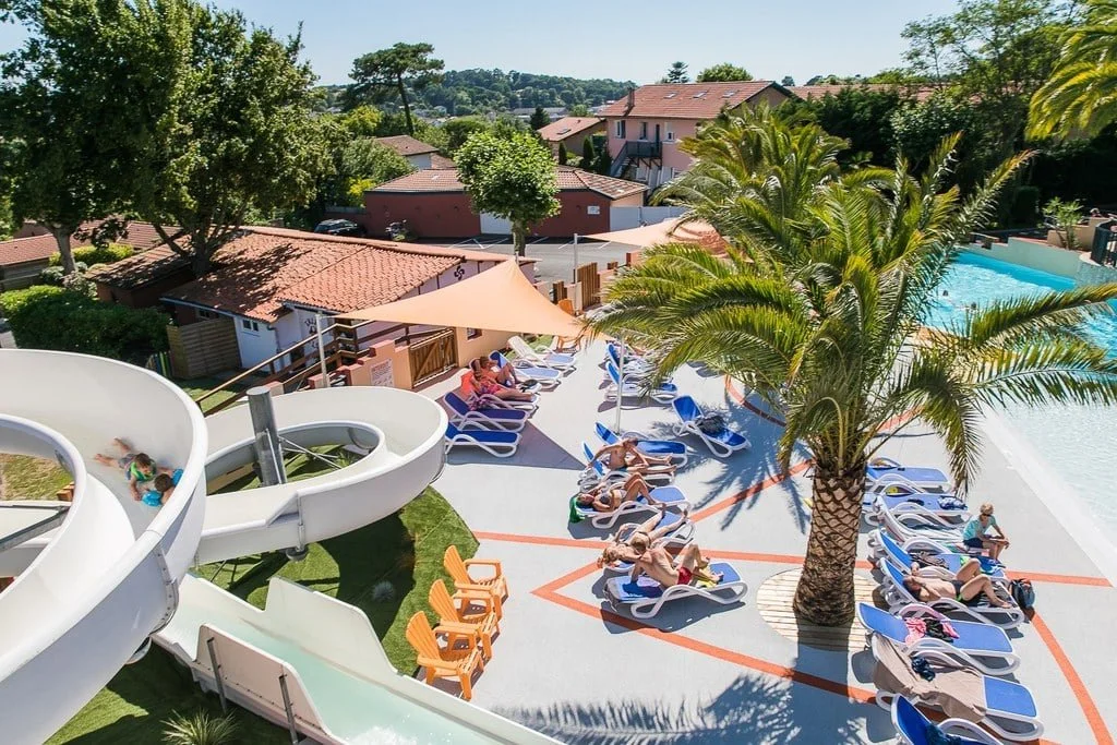 EDEN-VILLAGES-BELA-BASQUE-CAMPING-4-ETOILES-ANGLET-PISCINE-CHAUFFEE-ENFANTS-FAMILLE-SOLEIL-SOLARIUM-TRANSAT.jpg