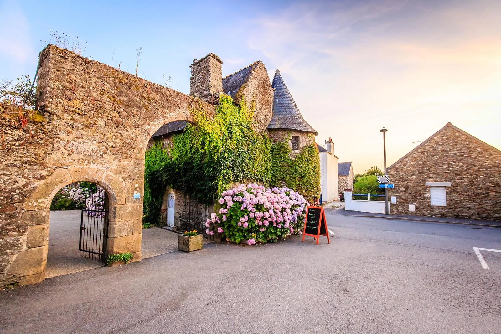 ACCUEIL-RECEPTION-VELOS-COURS-CAMPING-MANOIR-DE-KER-AN-POUL-EDEN-VILLAGES-4-ETOILES-ENTREE-MANOIR.jpg