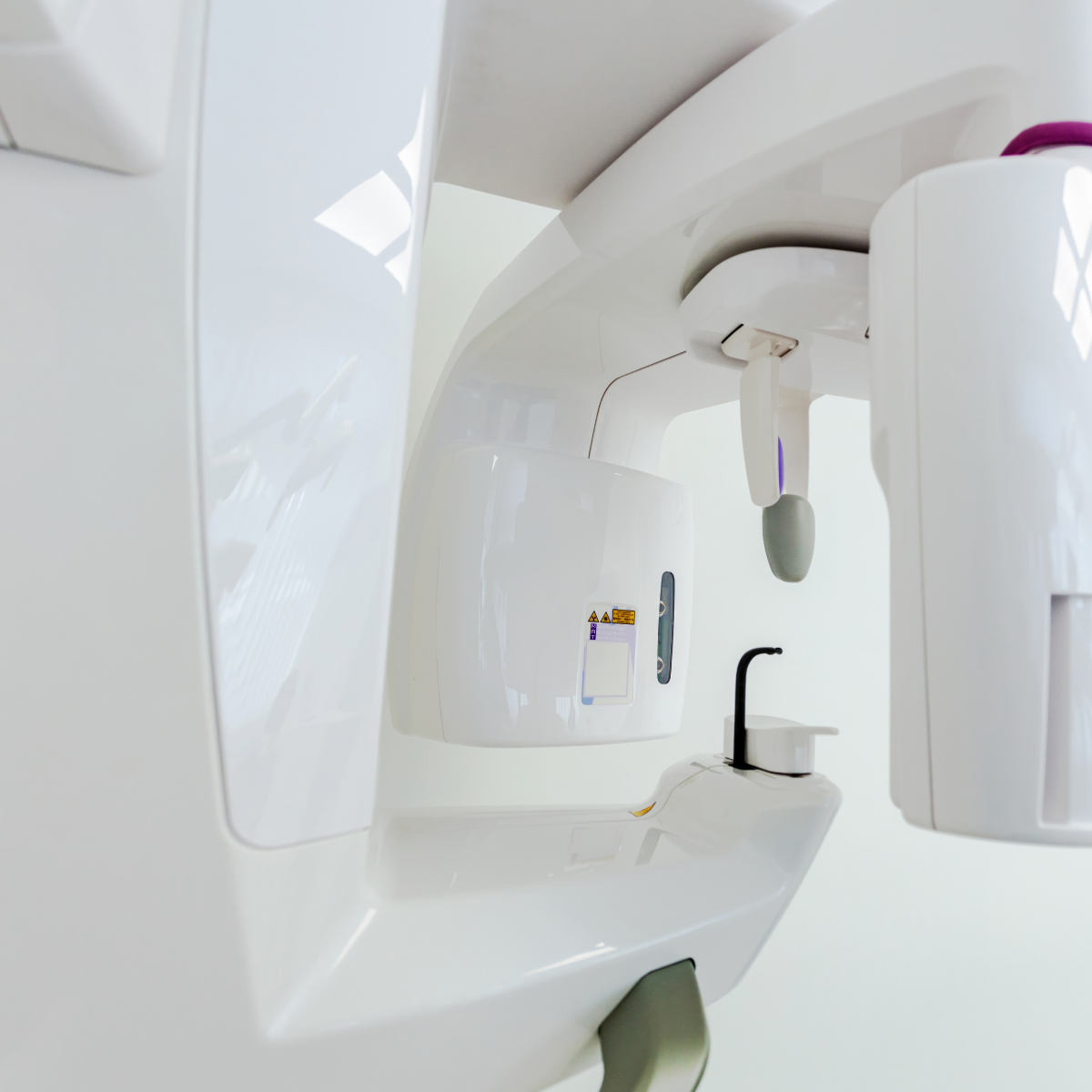Une machine de radiographie dentaire blanche et moderne.