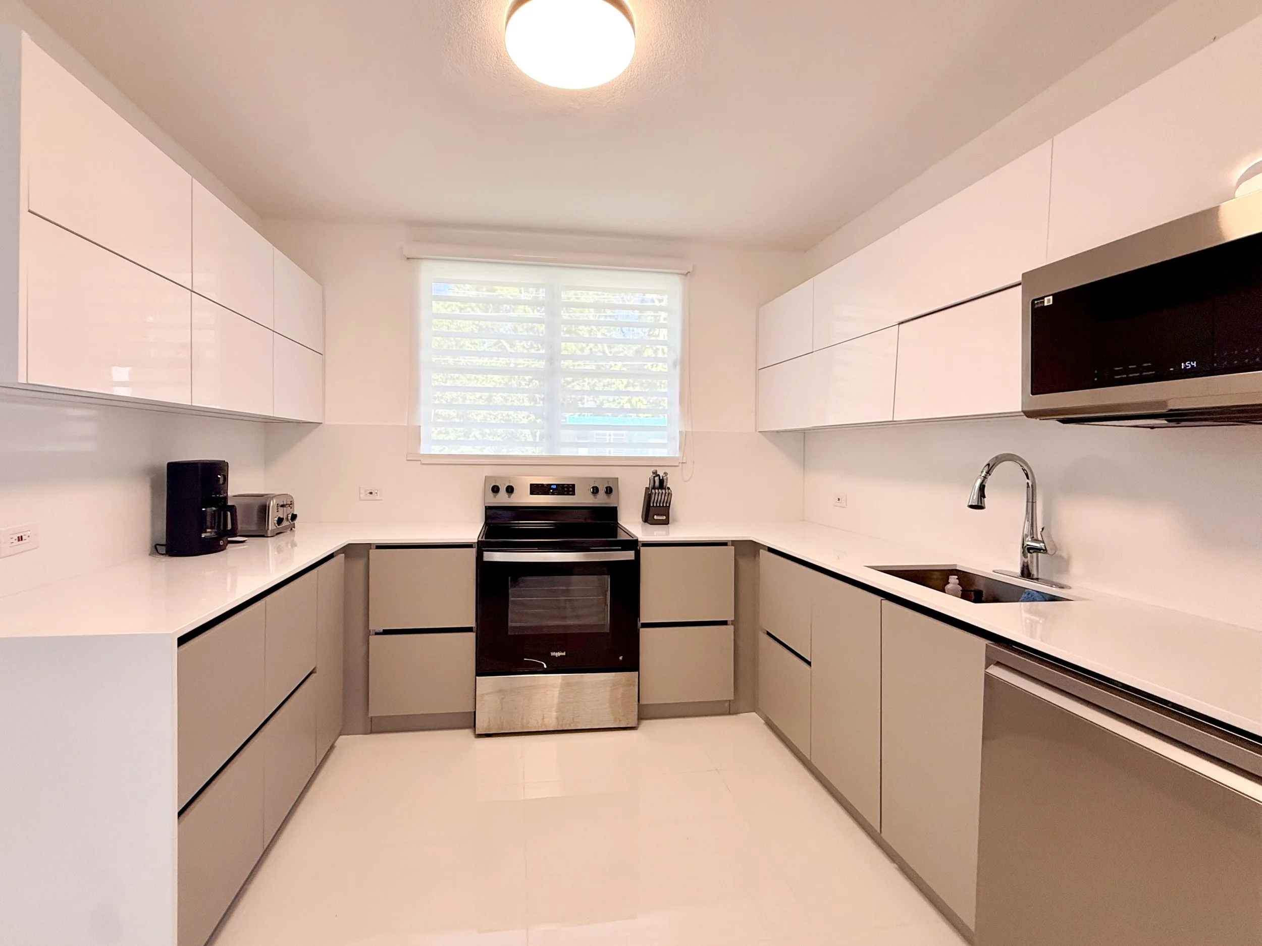 Full kitchen