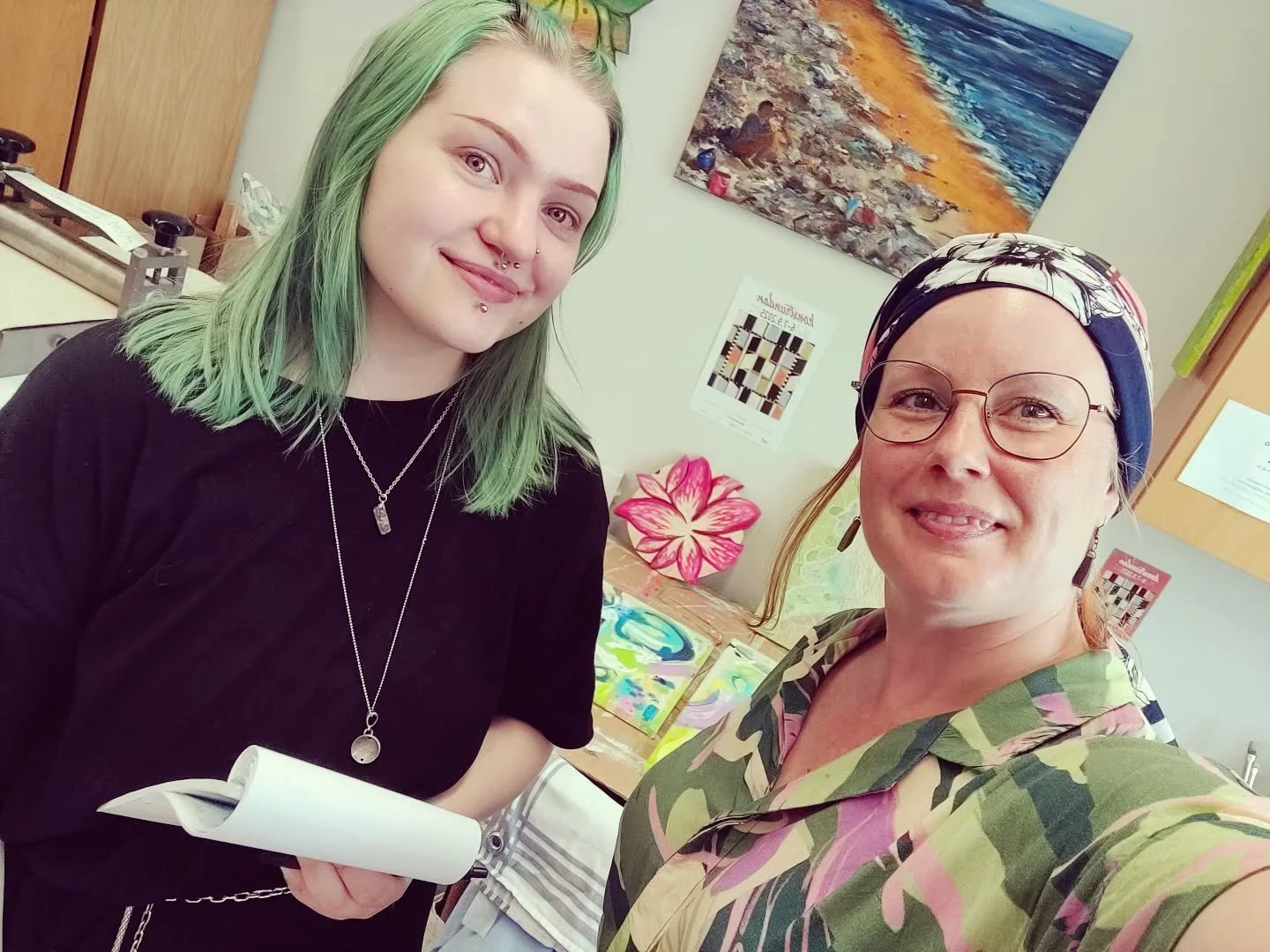 T&auml;n&auml;&auml;n sain rupatella taiteen tekemisest&auml;, yritt&auml;jyydest&auml; ja toimeentulosta toimittajan kanssa. Kiitos vierailusta @jankta_ ! Innolla odotan jo juttua, jossa kuullaan kolmen eri taiteilijan n&auml;k&ouml;kulmaa taiteella