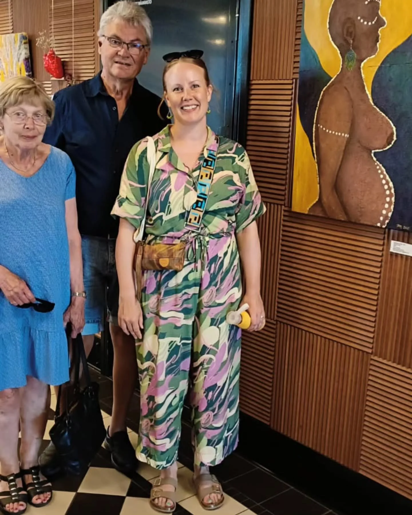 T&auml;n&auml;&auml;n minulla k&auml;vi studiolla vieraita Ruotsista, kun t&auml;tini miehens&auml; kanssa tuli k&auml;ym&auml;&auml;n Joensuussa. Kiersimme my&ouml;s muutaman n&auml;yttelyn ja vaihdoimme kuulumisia suomi-ruotsi-englanti sekoituksell