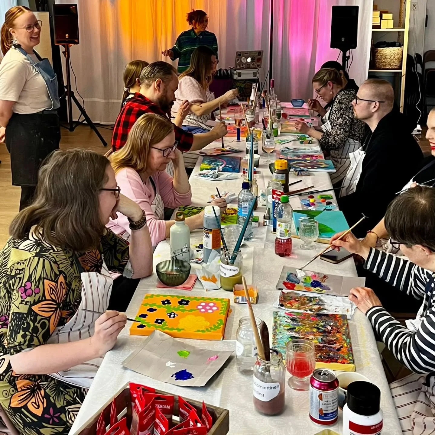 Social painting illan tunnelmaa 10.4.2026. 🎨🧡

Maalaamisen lis&auml;ksi fiilisteltiin ja jammailtiin dj @kiurnauskis musan tahtiin, intouduttiin laulamaan yhdess&auml; ja ihastelemaan toistemme maalauksia. 😍

Konsepti sai mahtavaa positiivista pal