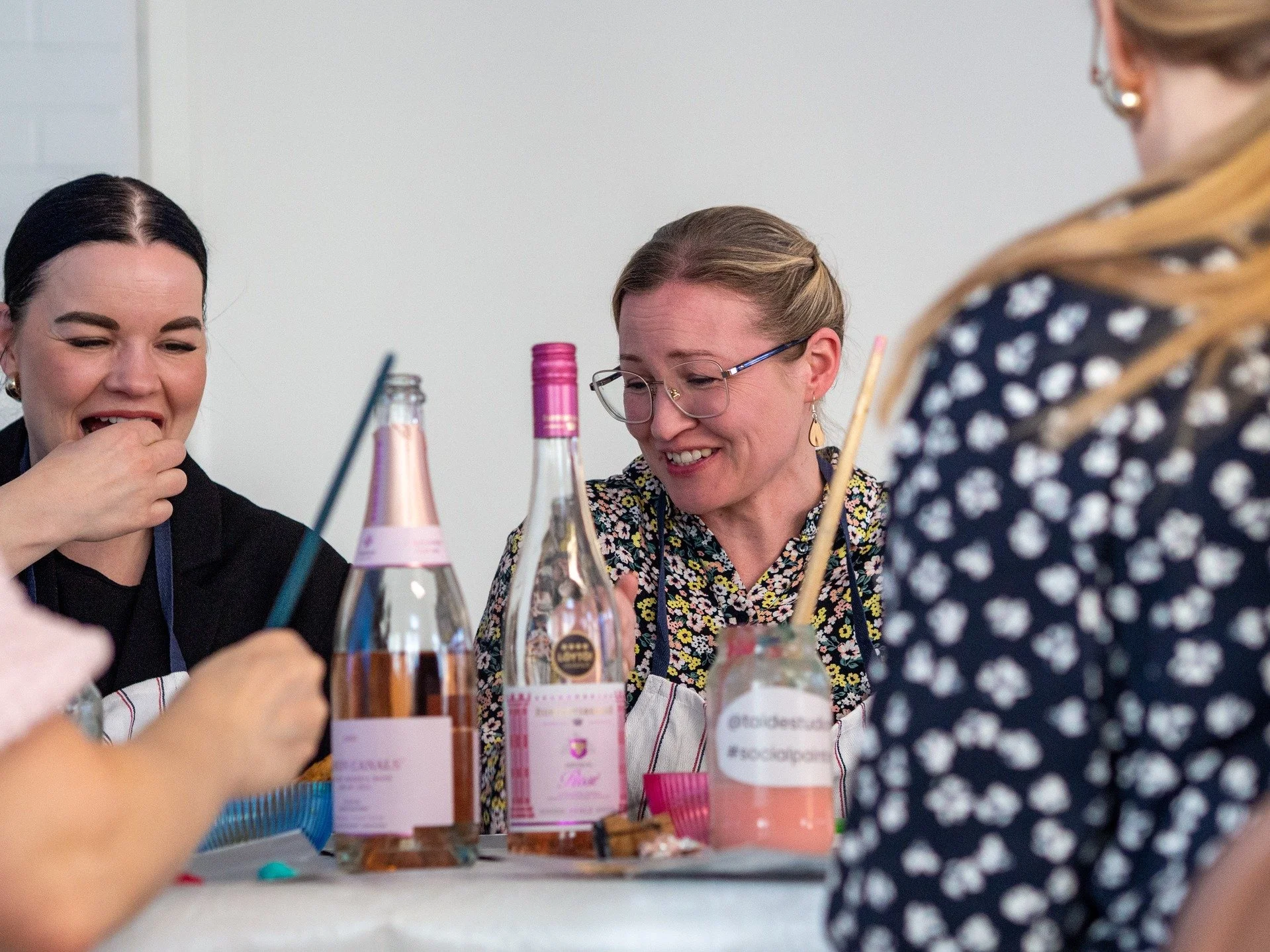 Lauantaina 23.5.2026 menn&auml;&auml;n j&auml;lleen Social paintingin parissa!

⭐Varaa paikkasi ennakkoon: taidestudiomiettinen@gmail.com
55&euro;/hl&ouml; (maksu paikan p&auml;&auml;ll&auml;).

Ei tarvitse p&auml;&auml;tt&auml;&auml; oletko enemm&au