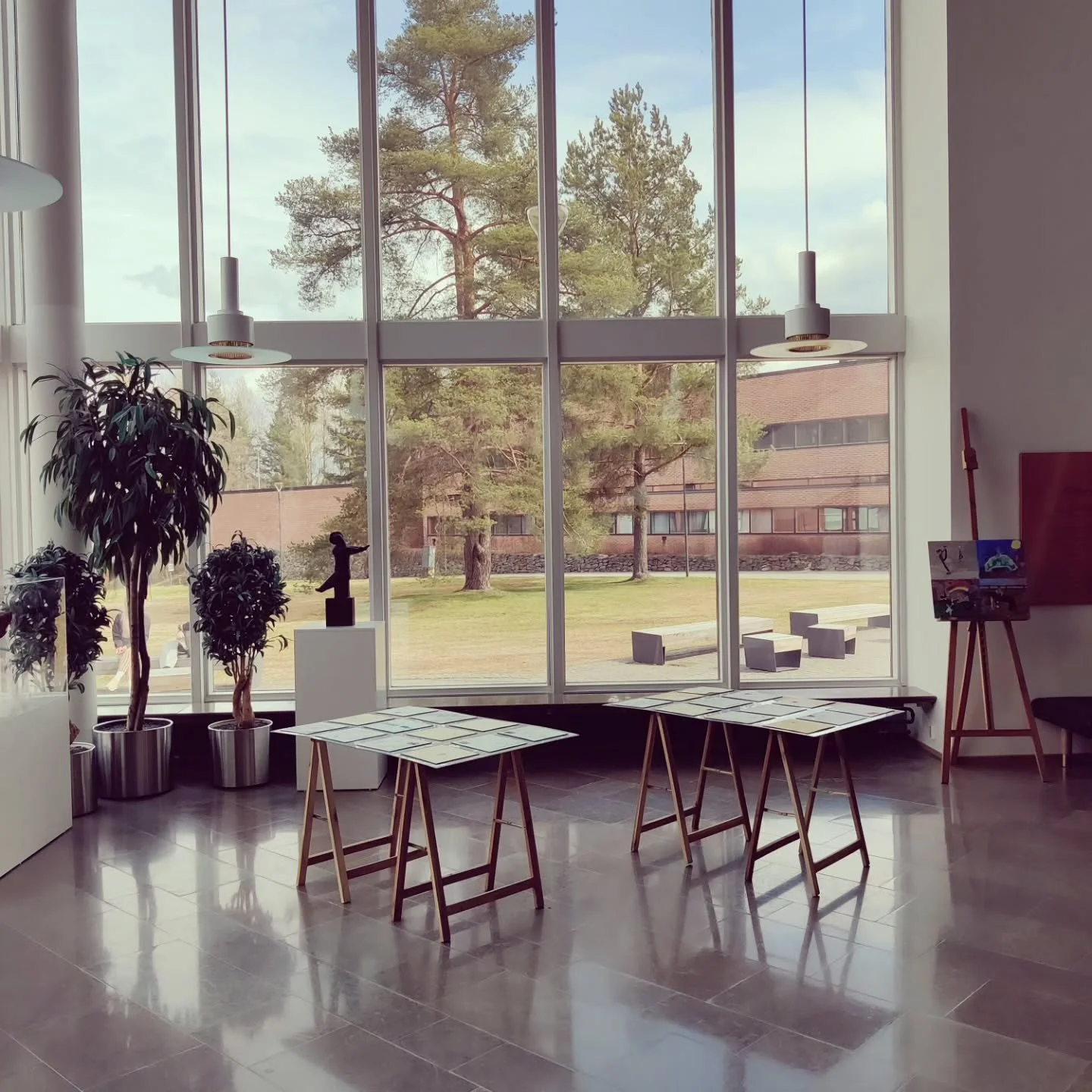 Ripustusp&auml;iv&auml; It&auml;-Suomen yliopiston Joensuun kampuksella. 

Rajaton lapsuus - kohti unelmia n&auml;yttely on osa Lapsuuden tutkimus -seminaaria, jota olin toteuttamassa yhdess&auml; Karsikon koulun 6.lk oppilaiden kanssa. Minun ohjauks