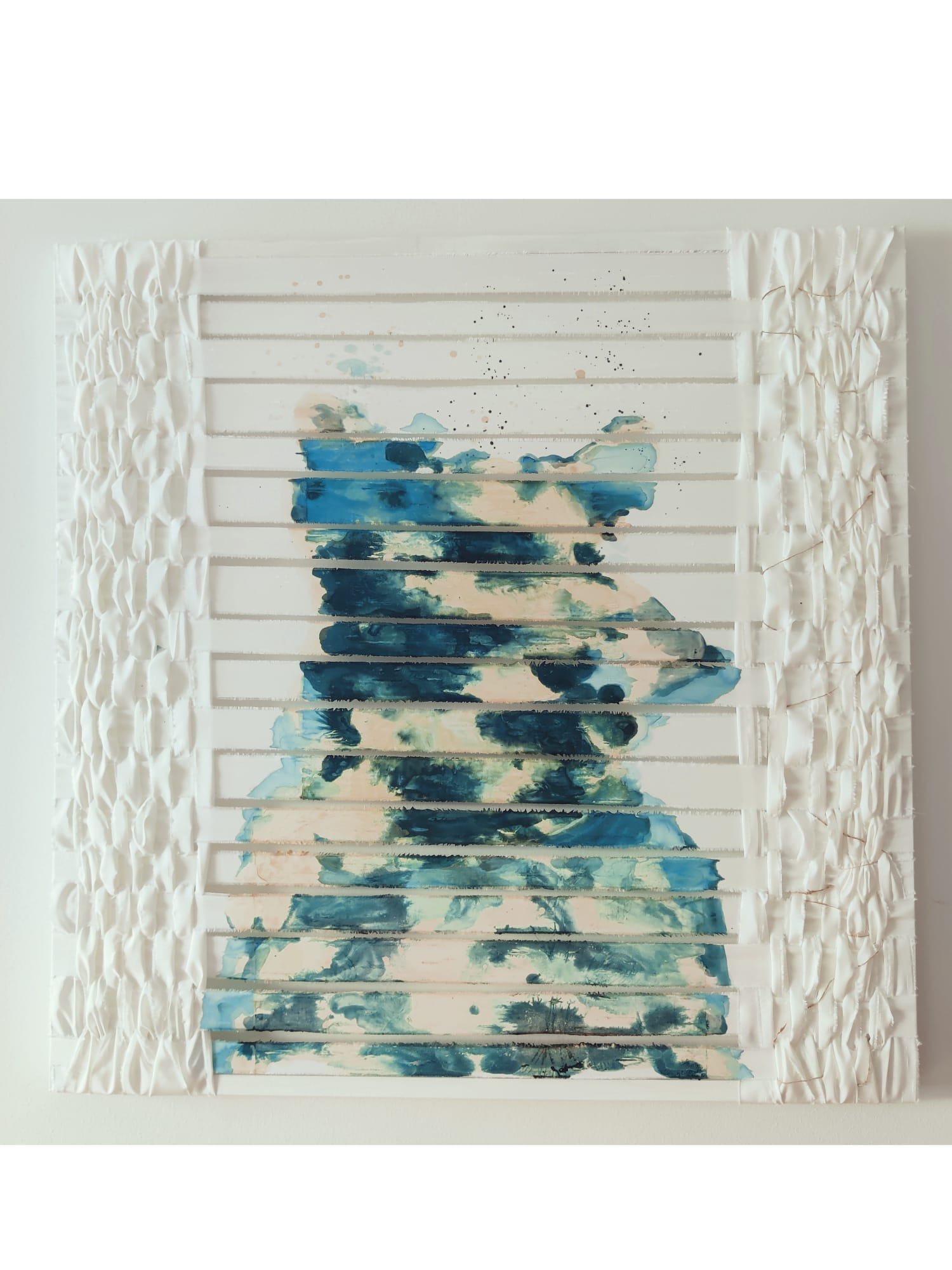 Ikkunan takaa, 2026 | Kehyskudonta ja akryylimaalaus