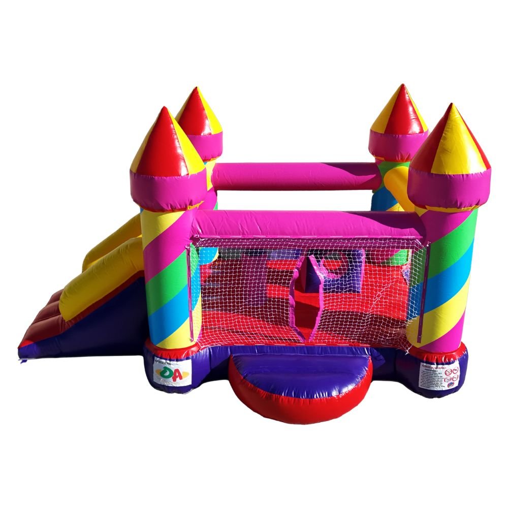 Escorregador inflável infantil com cores vibrantes, incluindo amarelo, rosa, verde, azul e vermelho, com torres em forma de castelo na parte superior.