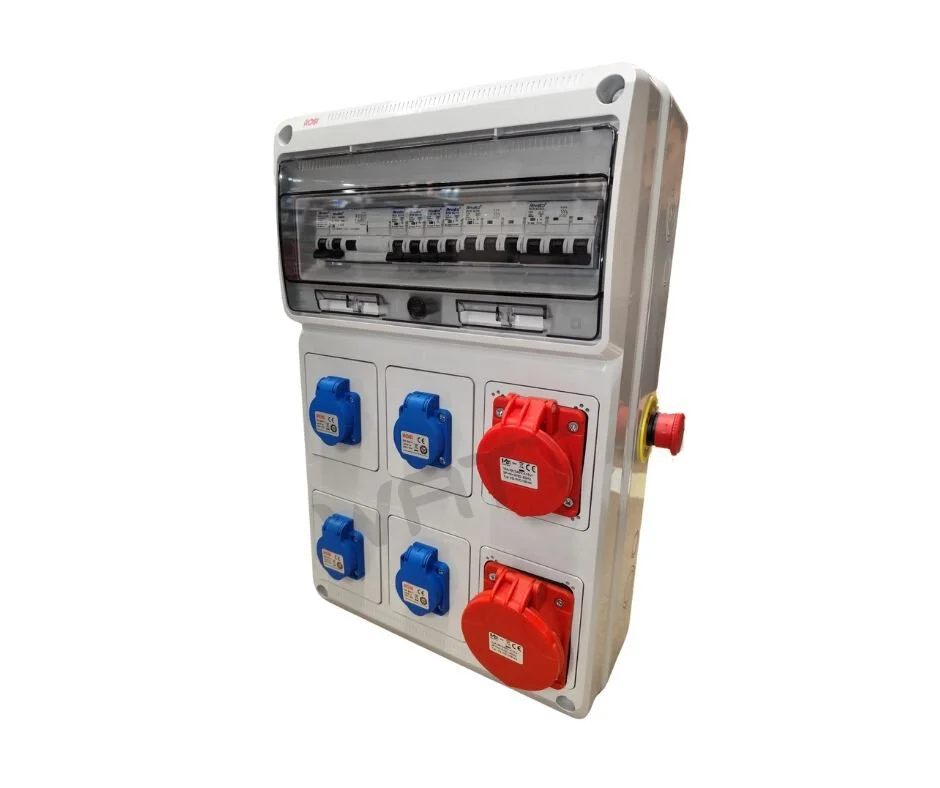 Pessoa ajustando um disjuntor em um quadro de energia elétrica com fios coloridos ao fundo.