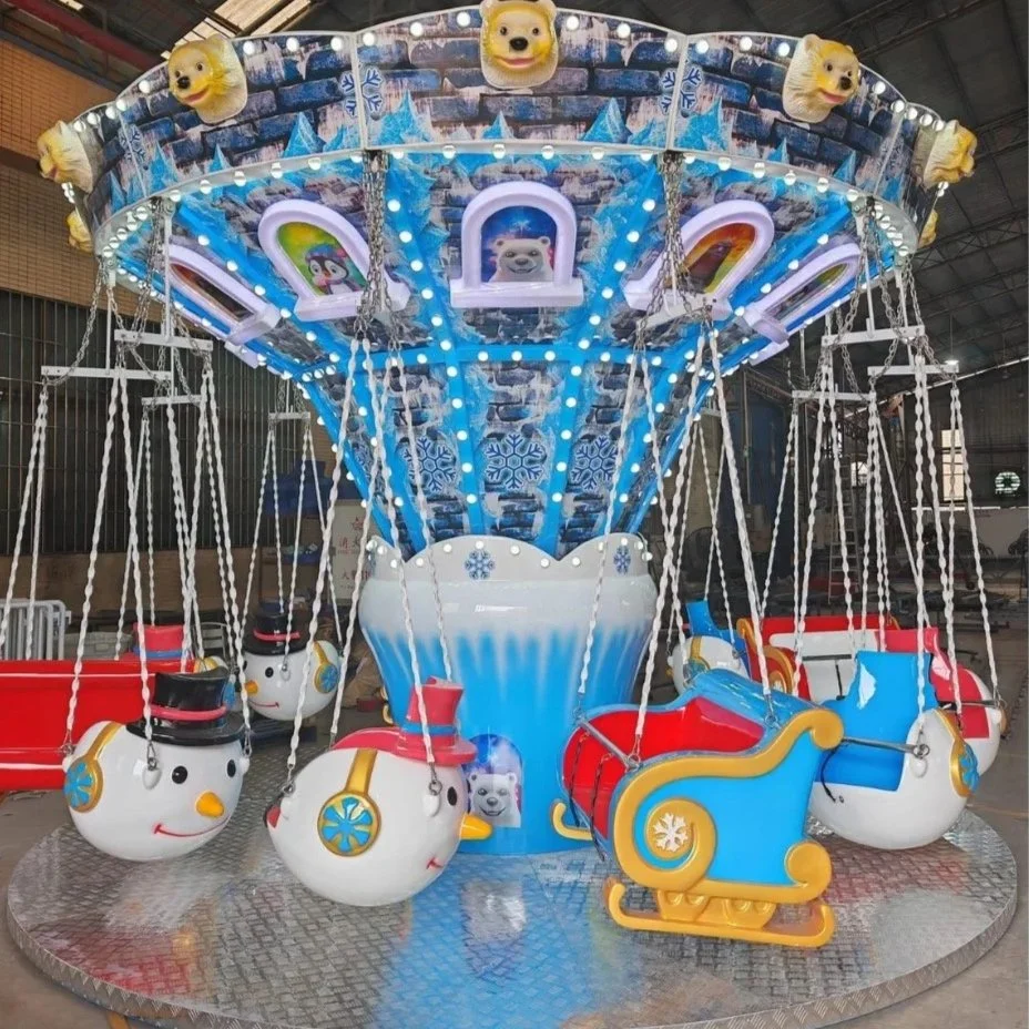 Carrinho de roda-gigante de parque de diversões decorado com tema de inverno, com motivos de renas e neve, com cavalo de trenó e bonecos de neve ao redor.