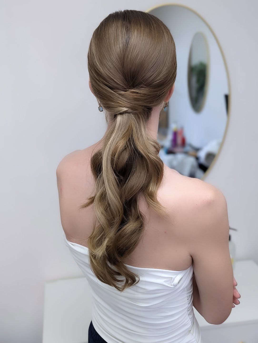 There&rsquo;s something so graceful about a  ponytail &mdash; soft, polished, and endlessly chic. Perfect choice for a bride who loves simplicity with a touch of luxury.
 @unveiledartistry

#hairideas #HairGoals #hairstylist #hairinspo #vahairstylist
