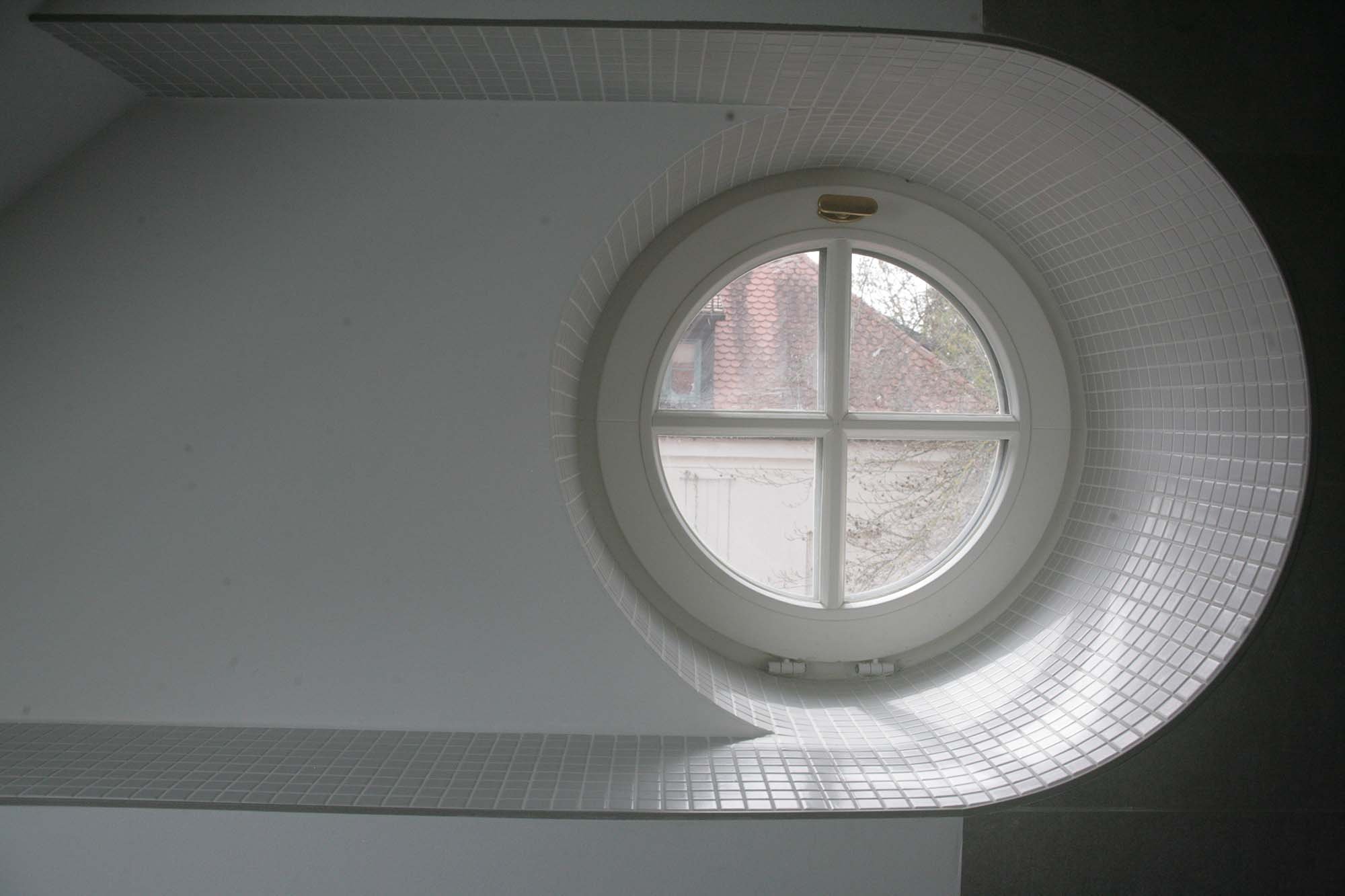 03.02 Bad DG rundes Fenster.jpg