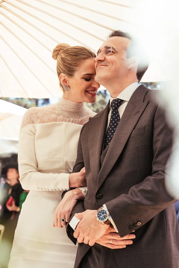 Teresa Baca y Álvaro Torres Calderón riendo durante la ceremonia de su boda en El Pino de San José, Sevilla