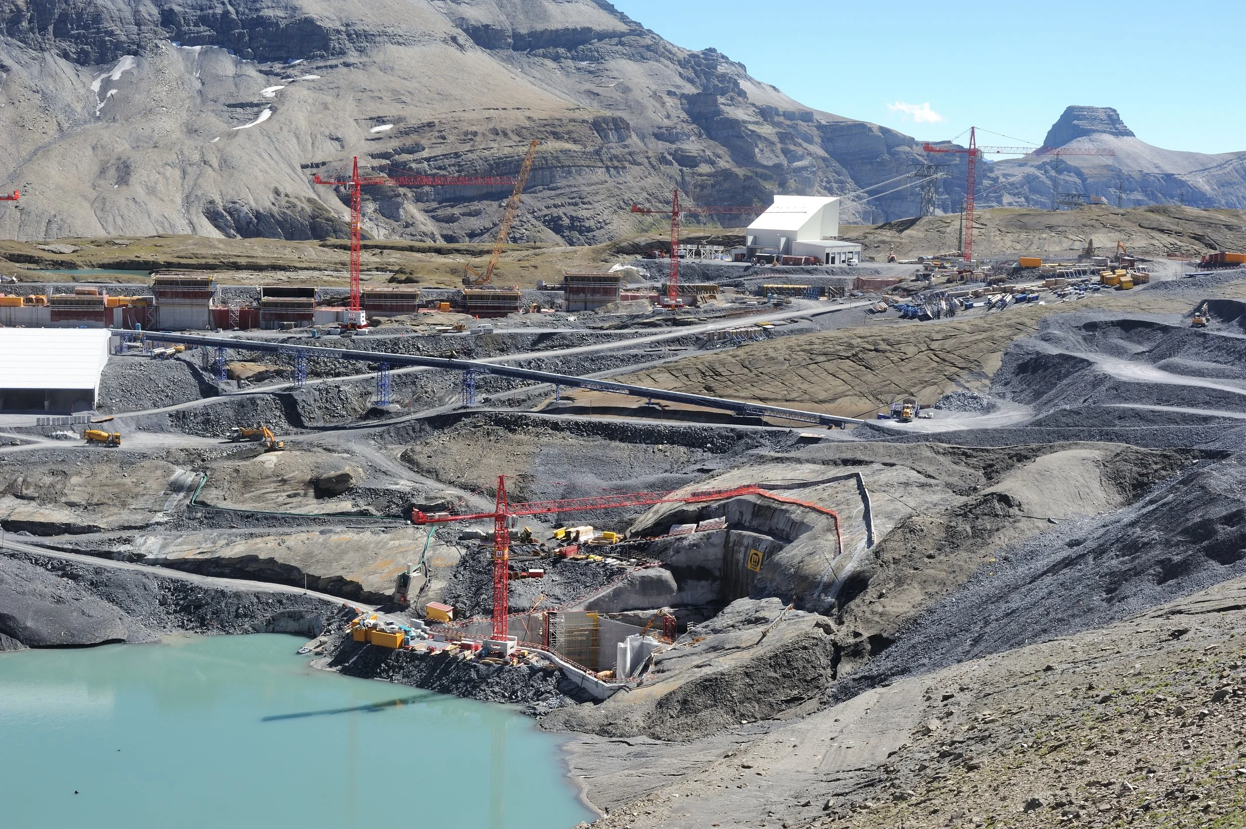 Pumpspeicherwerk Linth-Limmern (Kanton GL), Arbeiten an der Staumauer sowie am Ein- und Ausflussstollen; Blick über den Muttsee