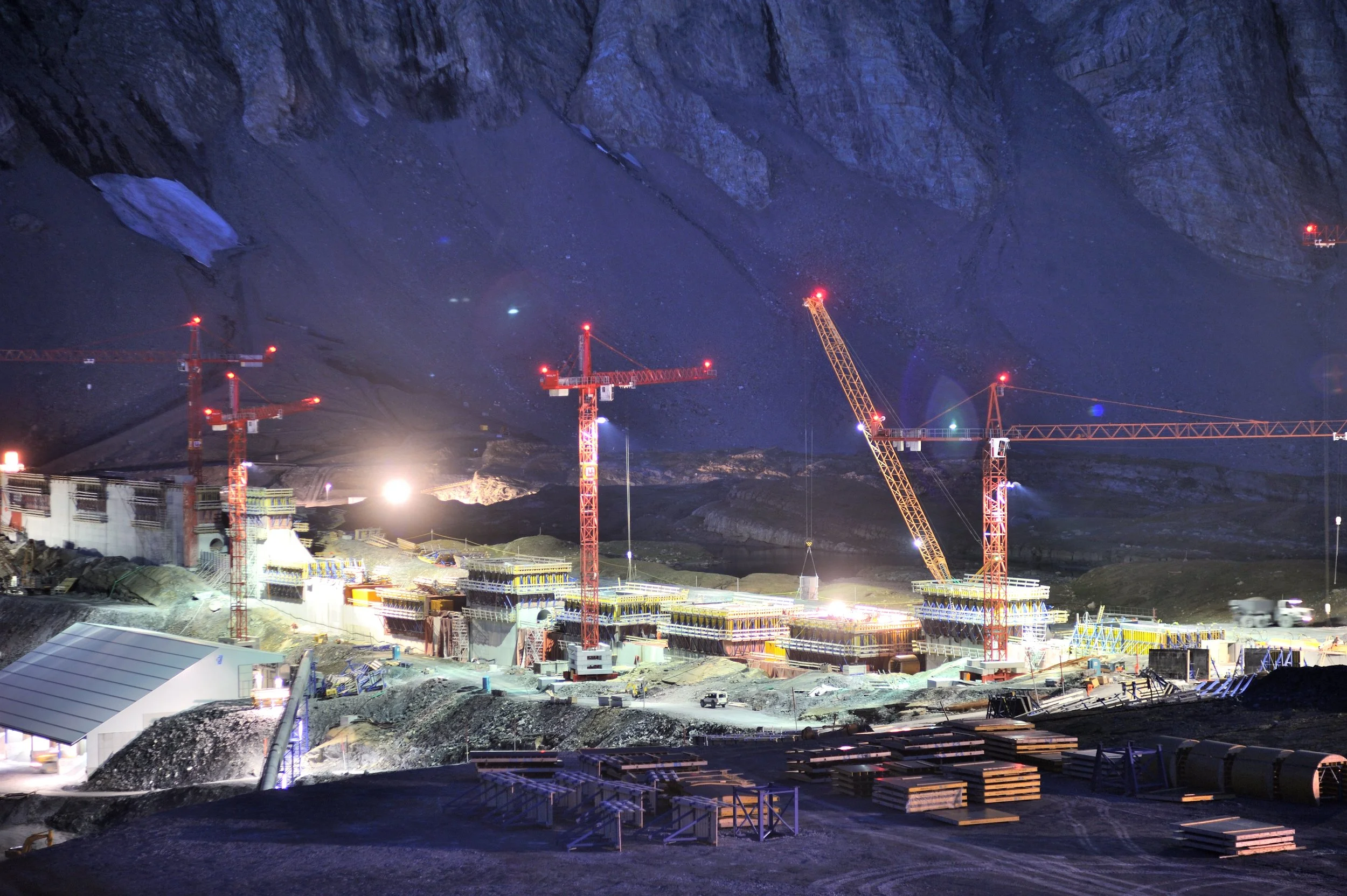 An der Staumauer für die Erhöhung des Muttsees (neu 2474 m.ü.M.) wird Tag und Nacht gearbeitet, da die Baustelle nur im Sommer zugänglich ist