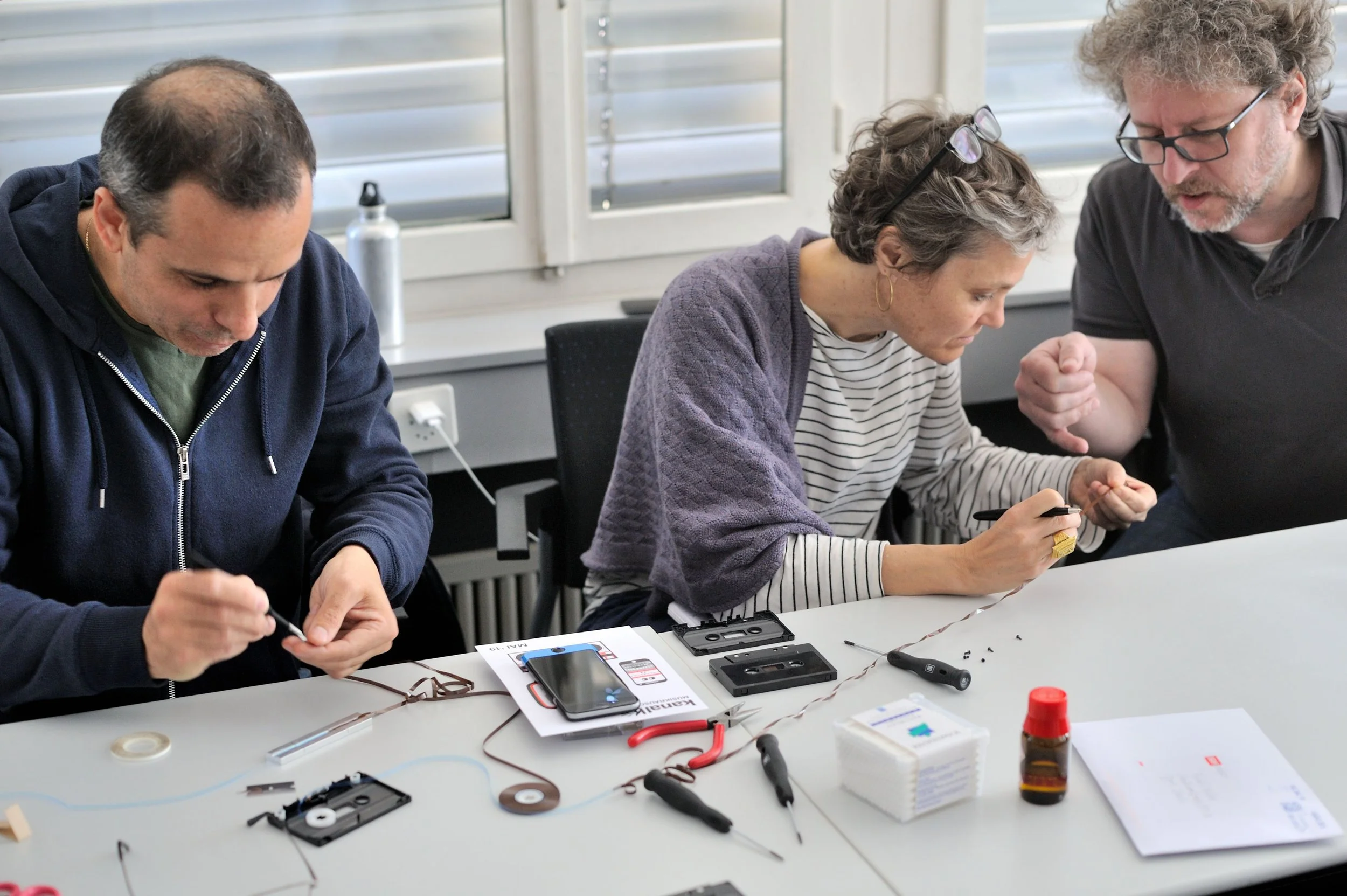 Erhalt von Audios, die ausserhalb etablierter Institutionen entstanden. Kassetten ermöglichten seit den 1960er Jahren, mit wenig Geld selber Töne aufzunehmen. In einem Memoriav-Workshop wird die Reparaur defekter Kassetten geübt. Aarau. Mai 2019.